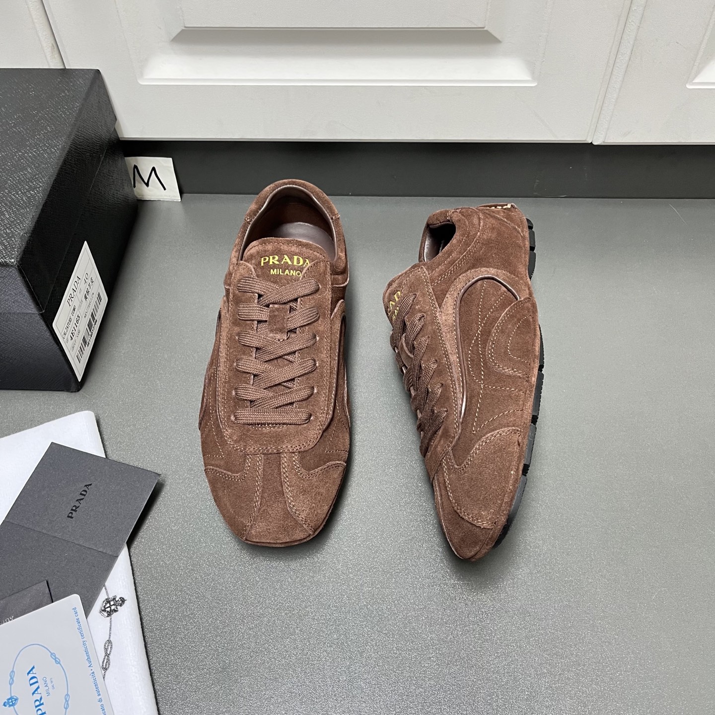 NO:665283,Prada Montecarlo lace-up retro men's shoes are shipped. This casual sneaker is available for the first time as Linea  Launched as part of the Rossa series, it combines comfort in sophisticated and innovative designs. The latest model features a sporty style with visible top-stitching that echoes the dynamic lines of the original style. Inspired by driving shoes, it uses a soft and flexible cow suede upper with a lightweight flexible rubber bump sole patterned sole, giving the sneaker a light look and smoothness. The upper is equipped with sports-style stitching, the tongue is decorated with a gold silk screen logo, and the full sheepskin lining is soft and comfortable on the foot, lightweight and breathable!  W code number 39/40/41/42/43/44 coffee color original box packaging + dust bag, prada, prada, sneakers, sheepskin19860909Prada普拉达Montecarlo系带复古男鞋出货 这款休闲运动鞋首次作为Linea Rossa系列的一部分推出,在精致创新的设计中结合了舒适性.最新款式采用运动风格,搭配可见的顶线缝合,呼应原始款式的动感线条,受驾驶鞋启发,采用柔软灵活的牛反绒鞋面,搭配轻便柔韧橡胶凹凸鞋底花纹图案鞋底,赋予运动鞋轻盈的外观和流畅,鞋面配运动风格缝线,鞋舌饰以金色丝印徽标,全羊皮内里垫脚,上脚柔软舒适,轻便透气！ W码数39/40/41/42/43/44 咖色 原盒包装+防尘袋,,prada,prada,sneakers,sheepskin,Men's shoes