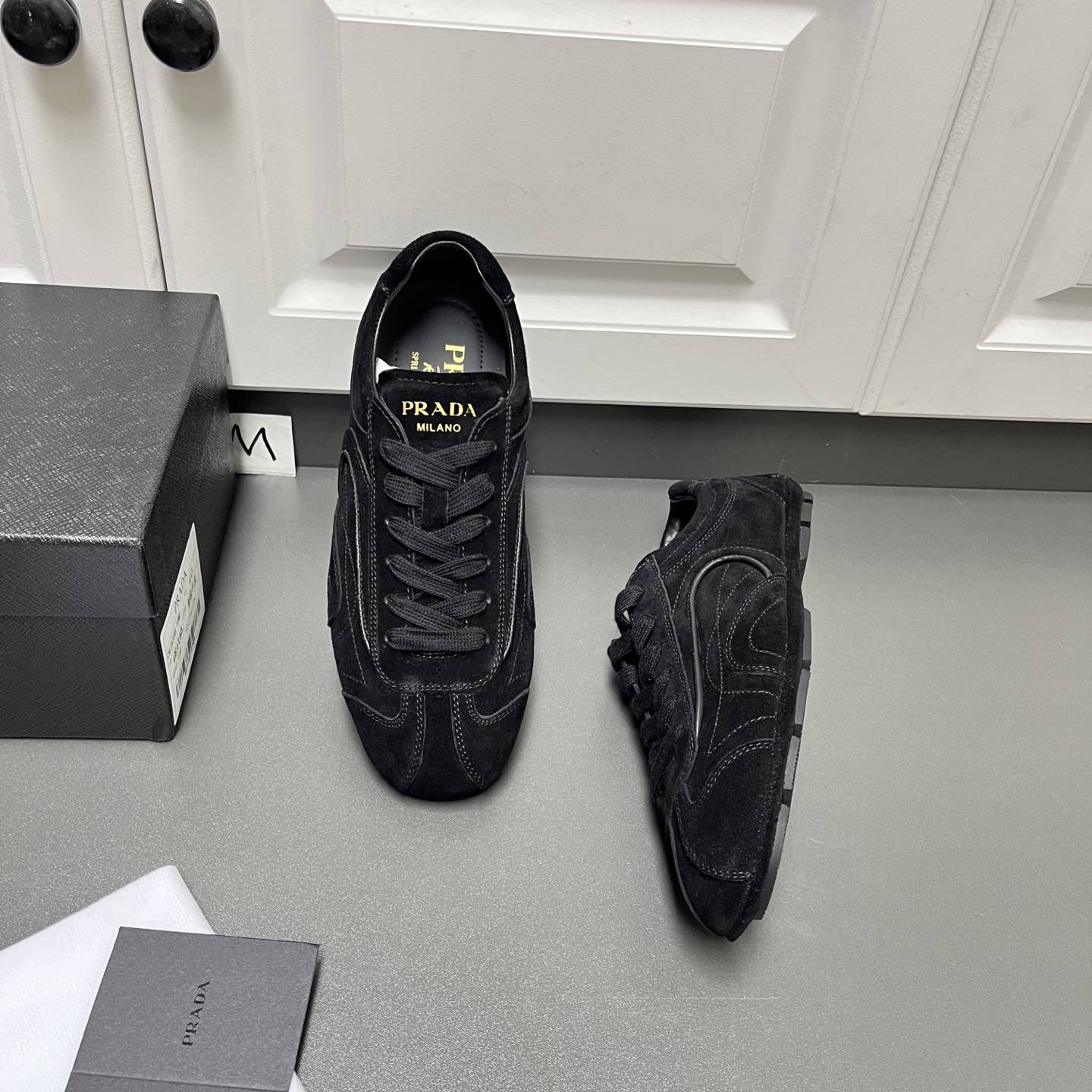 NO:665291,Prada Montecarlo lace-up retro men's shoes are shipped. This casual sneaker is available for the first time as Linea  Launched as part of the Rossa series, it combines comfort in sophisticated and innovative designs. The latest model features a sporty style with visible top-stitching that echoes the dynamic lines of the original style. Inspired by driving shoes, it uses a soft and flexible cow suede upper with a lightweight flexible rubber bump sole patterned sole, giving the sneaker a light look and smoothness. The upper is equipped with sports-style stitching, the tongue is decorated with a gold silk screen logo, and the full sheepskin lining is soft and comfortable on the foot, lightweight and breathable!  W code number 39/40/41/42/43/44 black original box packaging + dust bag, prada, prada, sneakers, sheepskin19860909Prada普拉达Montecarlo系带复古男鞋出货 这款休闲运动鞋首次作为Linea Rossa系列的一部分推出,在精致创新的设计中结合了舒适性.最新款式采用运动风格,搭配可见的顶线缝合,呼应原始款式的动感线条,受驾驶鞋启发,采用柔软灵活的牛反绒鞋面,搭配轻便柔韧橡胶凹凸鞋底花纹图案鞋底,赋予运动鞋轻盈的外观和流畅,鞋面配运动风格缝线,鞋舌饰以金色丝印徽标,全羊皮内里垫脚,上脚柔软舒适,轻便透气！ W码数39/40/41/42/43/44 黑色 原盒包装+防尘袋,,prada,prada,sneakers,sheepskin,Men's shoes