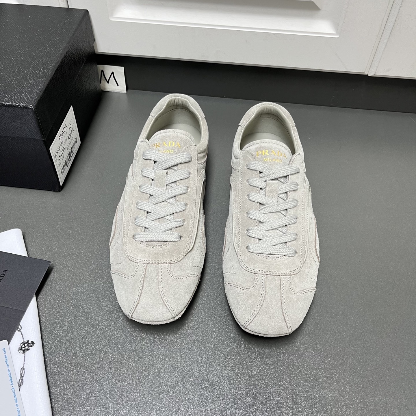 NO:665299,Prada Montecarlo lace-up retro men's shoes are shipped. This casual sneaker is available for the first time as Linea  Launched as part of the Rossa series, it combines comfort in sophisticated and innovative designs. The latest model features a sporty style with visible top-stitching that echoes the dynamic lines of the original style. Inspired by driving shoes, it uses a soft and flexible cow suede upper with a lightweight flexible rubber bump sole patterned sole, giving the sneaker a light look and smoothness. The upper is equipped with sports-style stitching, the tongue is decorated with a gold silk screen logo, and the full sheepskin lining is soft and comfortable on the foot, lightweight and breathable!  W code number 39/40/41/42/43/44 gray original box packaging + dust bag, prada, prada, sneakers, sheepskin19860909Prada普拉达Montecarlo系带复古男鞋出货 这款休闲运动鞋首次作为Linea Rossa系列的一部分推出,在精致创新的设计中结合了舒适性.最新款式采用运动风格,搭配可见的顶线缝合,呼应原始款式的动感线条,受驾驶鞋启发,采用柔软灵活的牛反绒鞋面,搭配轻便柔韧橡胶凹凸鞋底花纹图案鞋底,赋予运动鞋轻盈的外观和流畅,鞋面配运动风格缝线,鞋舌饰以金色丝印徽标,全羊皮内里垫脚,上脚柔软舒适,轻便透气！ W码数39/40/41/42/43/44 灰色 原盒包装+防尘袋,,prada,prada,sneakers,sheepskin,Men's shoes