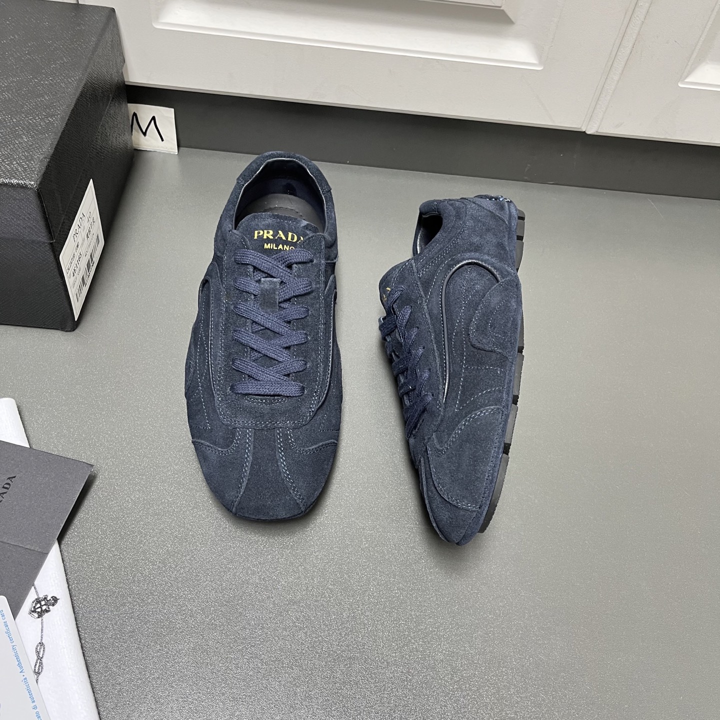 NO:665307,Prada Montecarlo lace-up retro men's shoes are shipped. This casual sneaker is available for the first time as Linea  Launched as part of the Rossa series, it combines comfort in sophisticated and innovative designs. The latest model features a sporty style with visible top-stitching that echoes the dynamic lines of the original style. Inspired by driving shoes, it uses a soft and flexible cow suede upper with a lightweight flexible rubber bump sole patterned sole, giving the sneaker a light look and smoothness. The upper is equipped with sports-style stitching, the tongue is decorated with a gold silk screen logo, and the full sheepskin lining is soft and comfortable on the foot, lightweight and breathable!  W code number 39/40/41/42/43/44 blue original box packaging + dust bag, prada, prada, sneakers, sheepskin19860909Prada普拉达Montecarlo系带复古男鞋出货 这款休闲运动鞋首次作为Linea Rossa系列的一部分推出,在精致创新的设计中结合了舒适性.最新款式采用运动风格,搭配可见的顶线缝合,呼应原始款式的动感线条,受驾驶鞋启发,采用柔软灵活的牛反绒鞋面,搭配轻便柔韧橡胶凹凸鞋底花纹图案鞋底,赋予运动鞋轻盈的外观和流畅,鞋面配运动风格缝线,鞋舌饰以金色丝印徽标,全羊皮内里垫脚,上脚柔软舒适,轻便透气！ W码数39/40/41/42/43/44 蓝色 原盒包装+防尘袋,,prada,prada,sneakers,sheepskin,Men's shoes