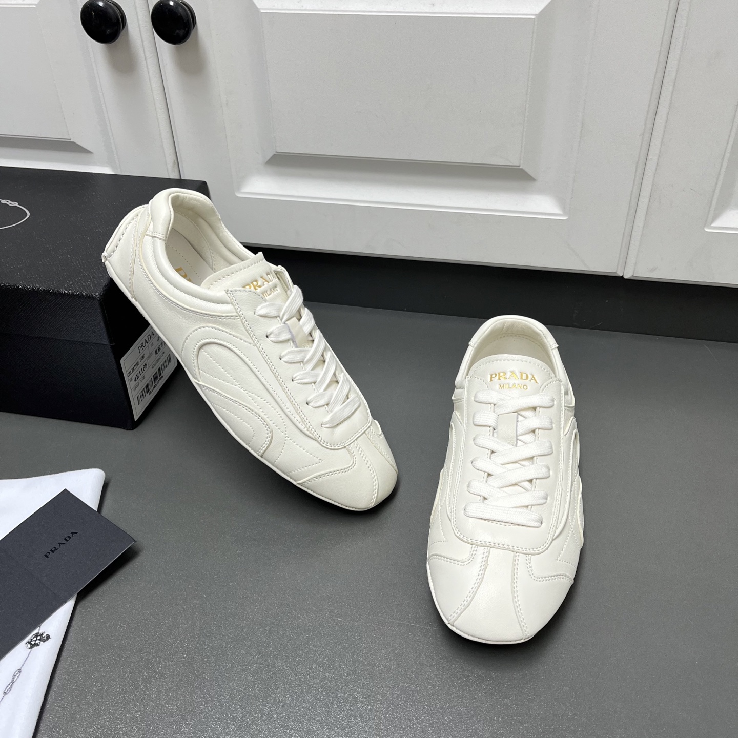 NO:665262,Prada Montecarlo lace-up retro men's shoes are shipped. This casual sneaker is available for the first time as Linea  Launched as part of the Rossa series, the latest model combines comfort in sophisticated and innovative designs. The latest model has a sporty style with visible top stitching that echoes the dynamic lines of the original model. Inspired by driving shoes, it uses a soft and flexible goatskin upper with a lightweight flexible rubber bump sole pattern sole, giving the sneaker a light look and smooth flow. The upper is equipped with sports-style stitching, the tongue is decorated with a gold silk screen logo, and the full sheepskin lining is soft and comfortable on the foot, lightweight and breathable!  W code number 39/40/41/42/43/44 white original box packaging + dust bag, prada, prada, sneakers, sheepskin19860909Prada普拉达Montecarlo系带复古男鞋出货 这款休闲运动鞋首次作为Linea Rossa系列的一部分推出,在精致创新的设计中结合了舒适性.最新款式采用运动风格,搭配可见的顶线缝合,呼应原始款式的动感线条,受驾驶鞋启发,采用柔软灵活的山羊皮鞋面,搭配轻便柔韧橡胶凹凸鞋底花纹图案鞋底,赋予运动鞋轻盈的外观和流畅,鞋面配运动风格缝线,鞋舌饰以金色丝印徽标,全羊皮内里垫脚,上脚柔软舒适,轻便透气！ W码数39/40/41/42/43/44 白色 原盒包装+防尘袋,,prada,prada,sneakers,sheepskin,Men's shoes