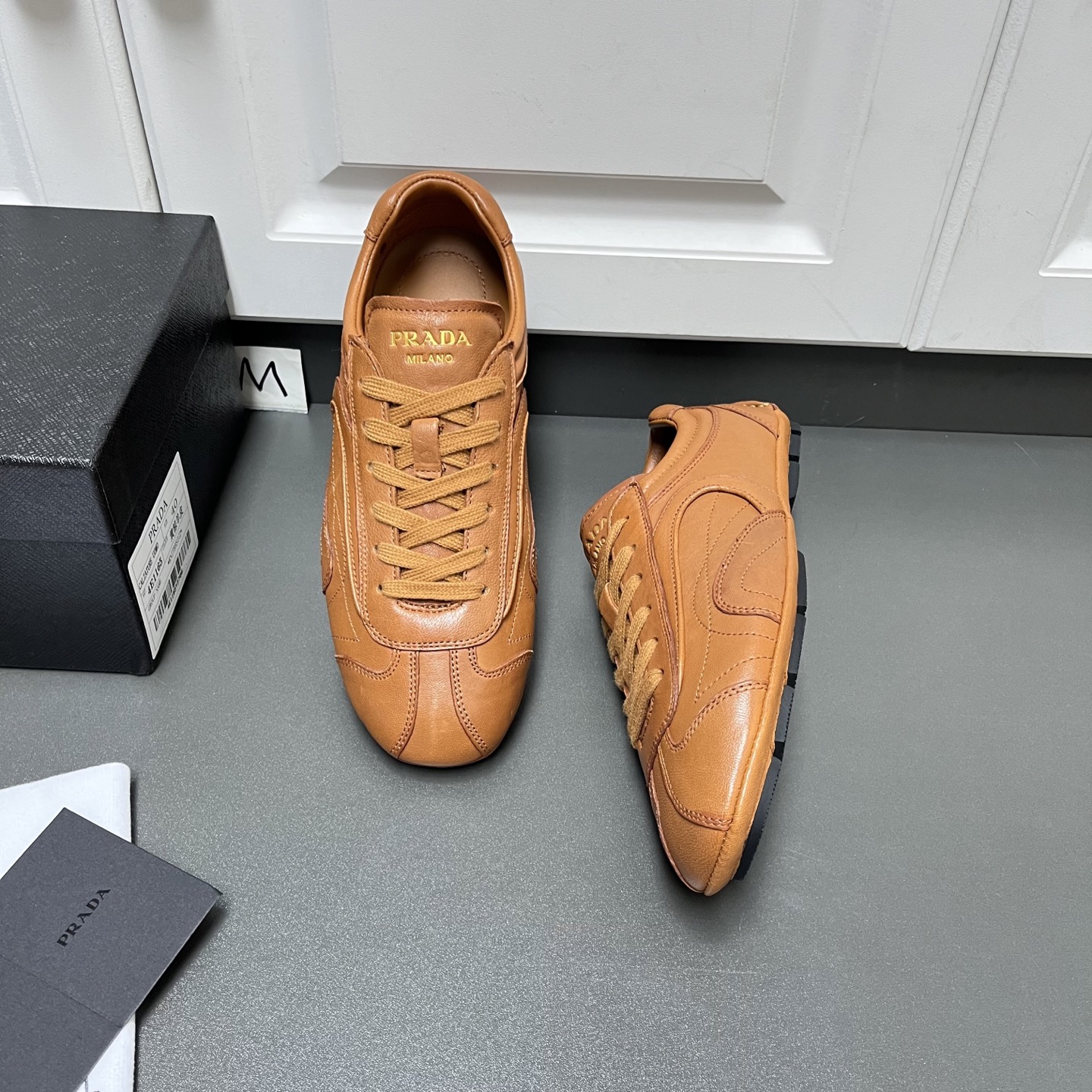 NO:665272,Prada Montecarlo lace-up retro men's shoes are shipped. This casual sneaker is available for the first time as Linea  Launched as part of the Rossa series, the latest model combines comfort in sophisticated and innovative designs. The latest model has a sporty style with visible top stitching that echoes the dynamic lines of the original model. Inspired by driving shoes, it uses a soft and flexible goatskin upper with a lightweight flexible rubber bump sole pattern sole, giving the sneaker a light look and smooth flow. The upper is equipped with sports-style stitching, the tongue is decorated with a gold silk screen logo, and the full sheepskin lining is soft and comfortable on the foot, lightweight and breathable!  W code number 39/40/41/42/43/44 brown original box packaging + dust bag, prada, prada, sneakers, sheepskin19860909Prada普拉达Montecarlo系带复古男鞋出货 这款休闲运动鞋首次作为Linea Rossa系列的一部分推出,在精致创新的设计中结合了舒适性.最新款式采用运动风格,搭配可见的顶线缝合,呼应原始款式的动感线条,受驾驶鞋启发,采用柔软灵活的山羊皮鞋面,搭配轻便柔韧橡胶凹凸鞋底花纹图案鞋底,赋予运动鞋轻盈的外观和流畅,鞋面配运动风格缝线,鞋舌饰以金色丝印徽标,全羊皮内里垫脚,上脚柔软舒适,轻便透气！ W码数39/40/41/42/43/44 棕色 原盒包装+防尘袋,,prada,prada,sneakers,sheepskin,Men's shoes