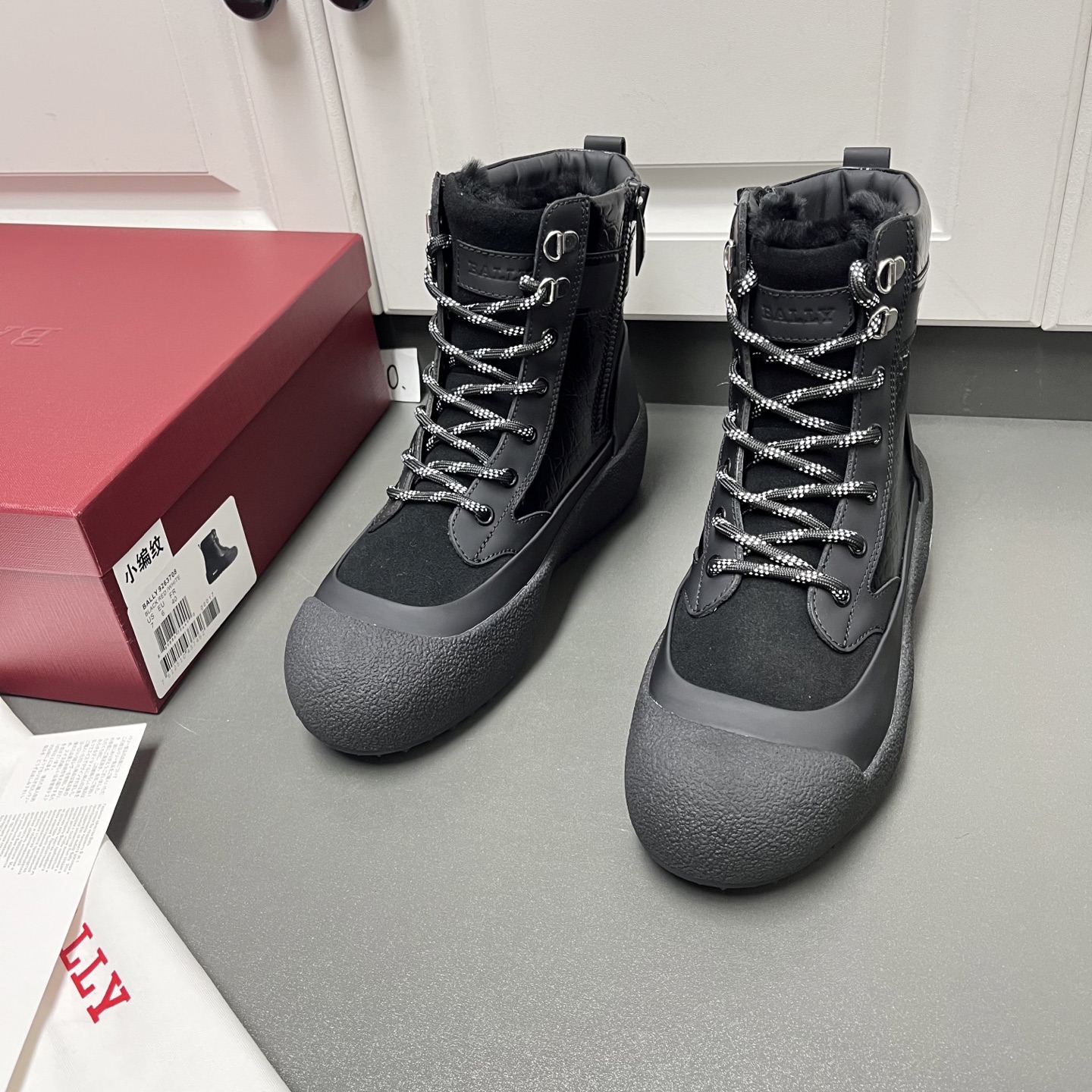 NO:589136,Bally's new men's high-top lace-up zipper casual hiking wool shoes and boots. These shoes are made of black calf leather with embossed crocodile pattern and suede cow leather. The inner zipper design is combined with the lace adjustment, making it easier to put on and take off!  The brand's exclusive hardware zipper shoelace buckle is matched with two-color round cotton shoelaces. It has a wool lining and wool feet, which are warm, comfortable and breathable. The rubber sole uses Vibram Arctic Grip technology to create a strong grip on cold ice and snow surfaces. The tongue is decorated with embossed brand logo details, and the heel pull tab makes it easier to put on and take off. The rubber toe box is wrapped with excellent protective performance and the upper foot is comfortable and warm!  Leather shoe size 39/40/41/42/43/44 [45 can be customized], bally, boots, cowhide19860909Bally巴利新款男士高帮系带拉链休闲登山羊毛鞋靴 这款鞋由黑色小牛皮压印鳄鱼纹拼接反绒牛皮革制作而成,内侧拉链设计穿着和系带调节组合,穿脱更为方便！品牌专属五金拉链鞋带扣搭配双色圆棉鞋带,羊毛内里,配羊毛垫脚,保暖舒适透气,橡胶鞋底采用 Vibram Arctic Grip 技术,可在寒冷的冰雪表面营造强大的抓地力.鞋舌饰以压纹品牌logo细节、后跟提环穿脱更为便捷,橡胶鞋头包裹,保护性能绝佳,上脚舒适保暖！ 皮鞋尺码39/40/41/42/43/44【45可定做】,,bally,boots,cowhide,Men's shoes