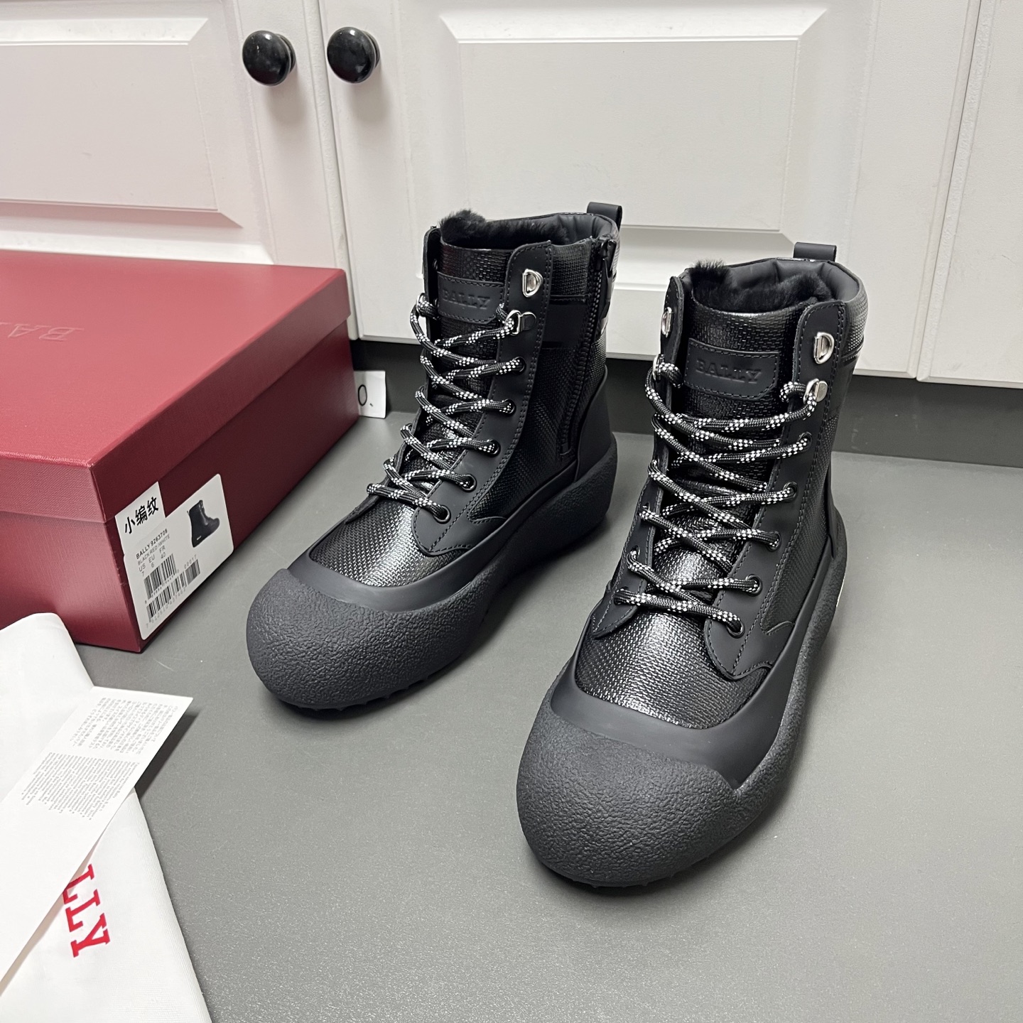 NO:589132,Bally's new men's high-top lace-up zippered casual hiking wool shoes and boots. These shoes are made of matte cow leather and glossy leather pressed with micro-woven patterns. The inner zipper is designed to be worn and the lace adjustment combination makes it easier to put on and take off!  The brand's exclusive hardware zipper shoelace buckle is matched with two-color round cotton shoelaces. It has a wool lining and wool feet, which are warm, comfortable and breathable. The rubber sole uses Vibram Arctic Grip technology to create a strong grip on cold ice and snow surfaces. The tongue is decorated with embossed brand logo details, and the heel pull tab makes it easier to put on and take off. The rubber toe box is wrapped with excellent protective performance and the upper foot is comfortable and warm!  Leather shoe size 39/40/41/42/43/44 [45 can be customized], bally, boots, cowhide19860909Bally巴利新款男士高帮系带拉链休闲登山羊毛鞋靴 这款鞋由雾面牛皮革和亮面皮革压制微编织纹拼接制作而成,内侧拉链设计穿着和系带调节组合,穿脱更为方便！品牌专属五金拉链鞋带扣搭配双色圆棉鞋带,羊毛内里,配羊毛垫脚,保暖舒适透气,橡胶鞋底采用 Vibram Arctic Grip 技术,可在寒冷的冰雪表面营造强大的抓地力.鞋舌饰以压纹品牌logo细节、后跟提环穿脱更为便捷,橡胶鞋头包裹,保护性能绝佳,上脚舒适保暖！ 皮鞋尺码39/40/41/42/43/44【45可定做】,,bally,boots,cowhide,Men's shoes