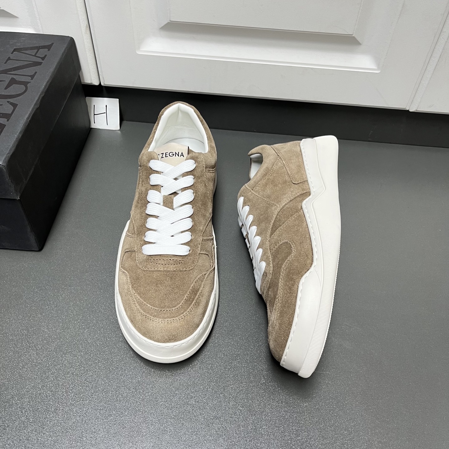 NO:639678,The new Zegna Zegna men's suede leather casual sneakers are made of suede two-layer cow leather, with geometric cutting and segmentation, clear structure, classic sneaker style, the tongue is decorated with a webbing logo label, with non-slip rubber soles, full cowhide lining for the feet, comfortable and breathable for the upper foot, most importantly, lightweight, full of personality, and comes with a full set of original packaging!  H leather shoe size: 39/40/41/42/43/44 khaki welcome to order,,zegna,cowhide19860909新款Zegna杰尼亚 男士绒面皮革休闲板鞋 这款采用绒面二层牛皮革打造,几何裁剪分割,构造分明,经典板鞋风格,鞋舌饰以织带logo标签,搭配防滑橡胶鞋底,全牛皮内里垫脚,上脚舒适透气,最主要轻便,个性十足,配全套原包装！ H皮鞋码数:39/40/41/42/43/44 卡其色 欢迎订购,,zegna,cowhide,Men's shoes