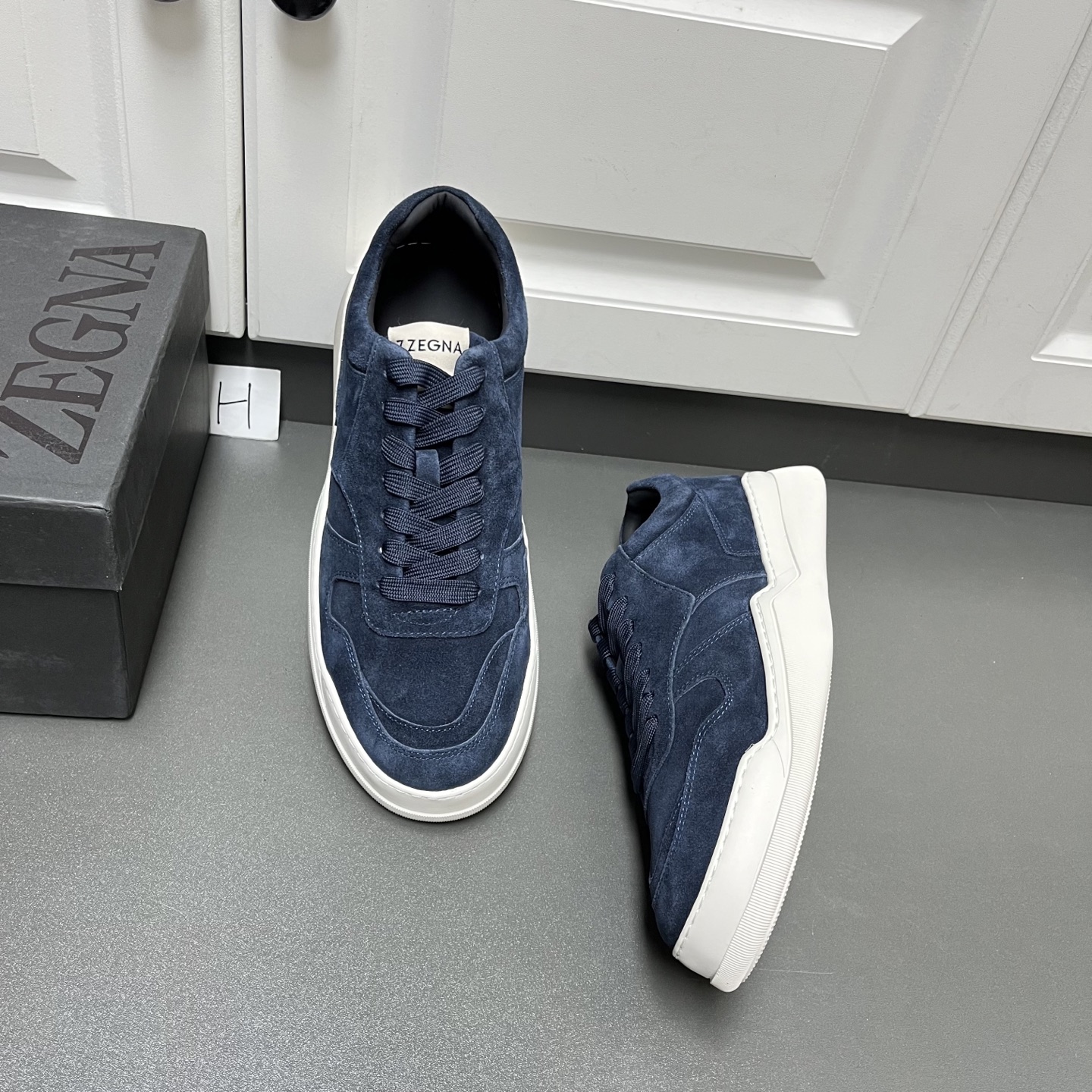 NO:639680,The new Zegna Zegna men's suede leather casual sneakers are made of suede two-layer cow leather, with geometric cutting and segmentation, clear structure, classic sneaker style, the tongue is decorated with a webbing logo label, with non-slip rubber soles, full cowhide lining for the feet, comfortable and breathable for the upper foot, most importantly, lightweight, full of personality, and comes with a full set of original packaging!  H leather shoe size: 39/40/41/42/43/44 blue welcome to order,,zegna,cowhide19860909新款Zegna杰尼亚 男士绒面皮革休闲板鞋 这款采用绒面二层牛皮革打造,几何裁剪分割,构造分明,经典板鞋风格,鞋舌饰以织带logo标签,搭配防滑橡胶鞋底,全牛皮内里垫脚,上脚舒适透气,最主要轻便,个性十足,配全套原包装！ H皮鞋码数:39/40/41/42/43/44 蓝色 欢迎订购,,zegna,cowhide,Men's shoes