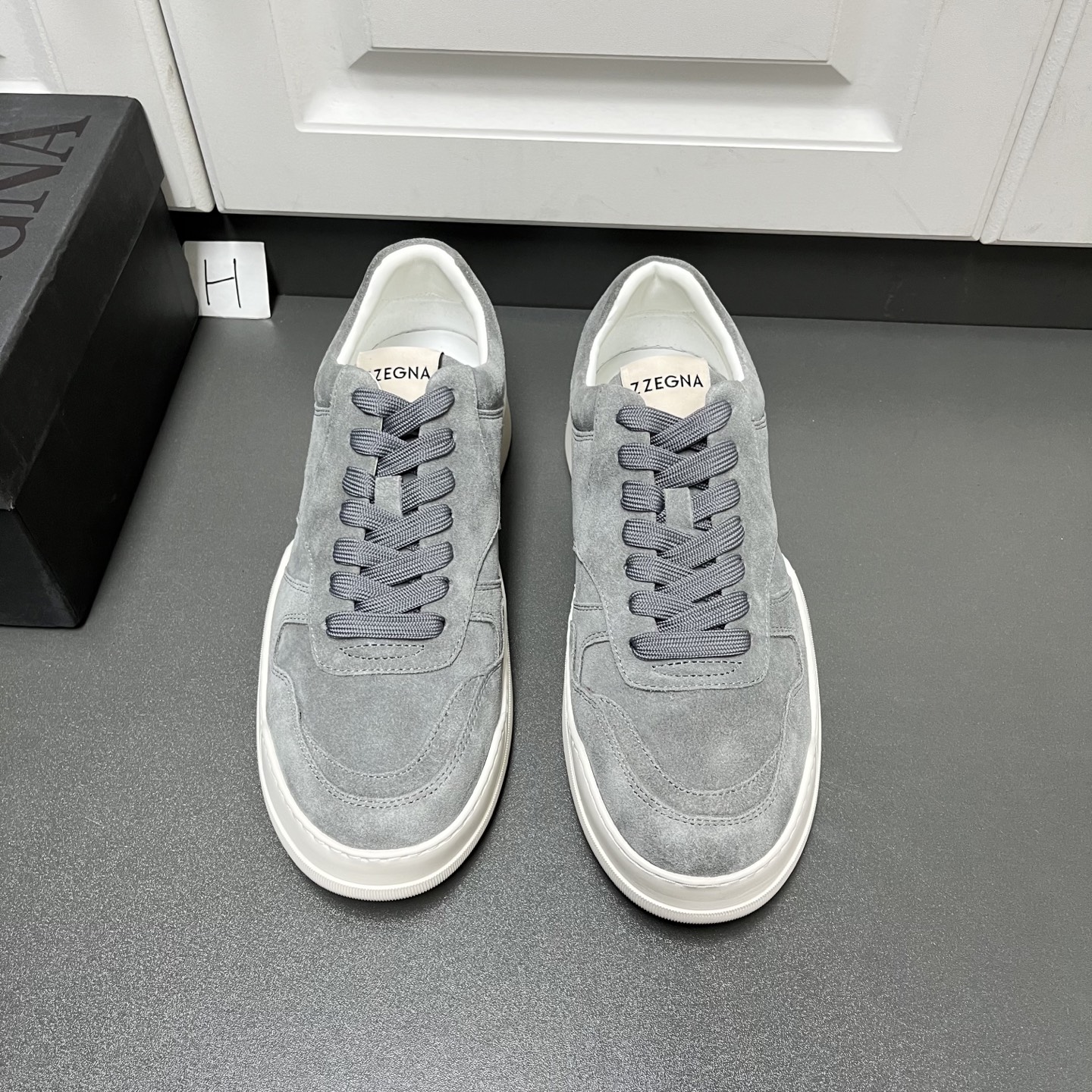 NO:639681,The new Zegna Zegna men's suede leather casual sneakers are made of suede two-layer cow leather, with geometric cutting and segmentation, clear structure, classic sneaker style, the tongue is decorated with a webbing logo label, with non-slip rubber soles, full cowhide lining for the feet, comfortable and breathable for the upper foot, most importantly, lightweight, full of personality, and comes with a full set of original packaging!  H leather shoe size: 39/40/41/42/43/44 gray welcome to order,,zegna,cowhide19860909新款Zegna杰尼亚 男士绒面皮革休闲板鞋 这款采用绒面二层牛皮革打造,几何裁剪分割,构造分明,经典板鞋风格,鞋舌饰以织带logo标签,搭配防滑橡胶鞋底,全牛皮内里垫脚,上脚舒适透气,最主要轻便,个性十足,配全套原包装！ H皮鞋码数:39/40/41/42/43/44 灰色 欢迎订购,,zegna,cowhide,Men's shoes