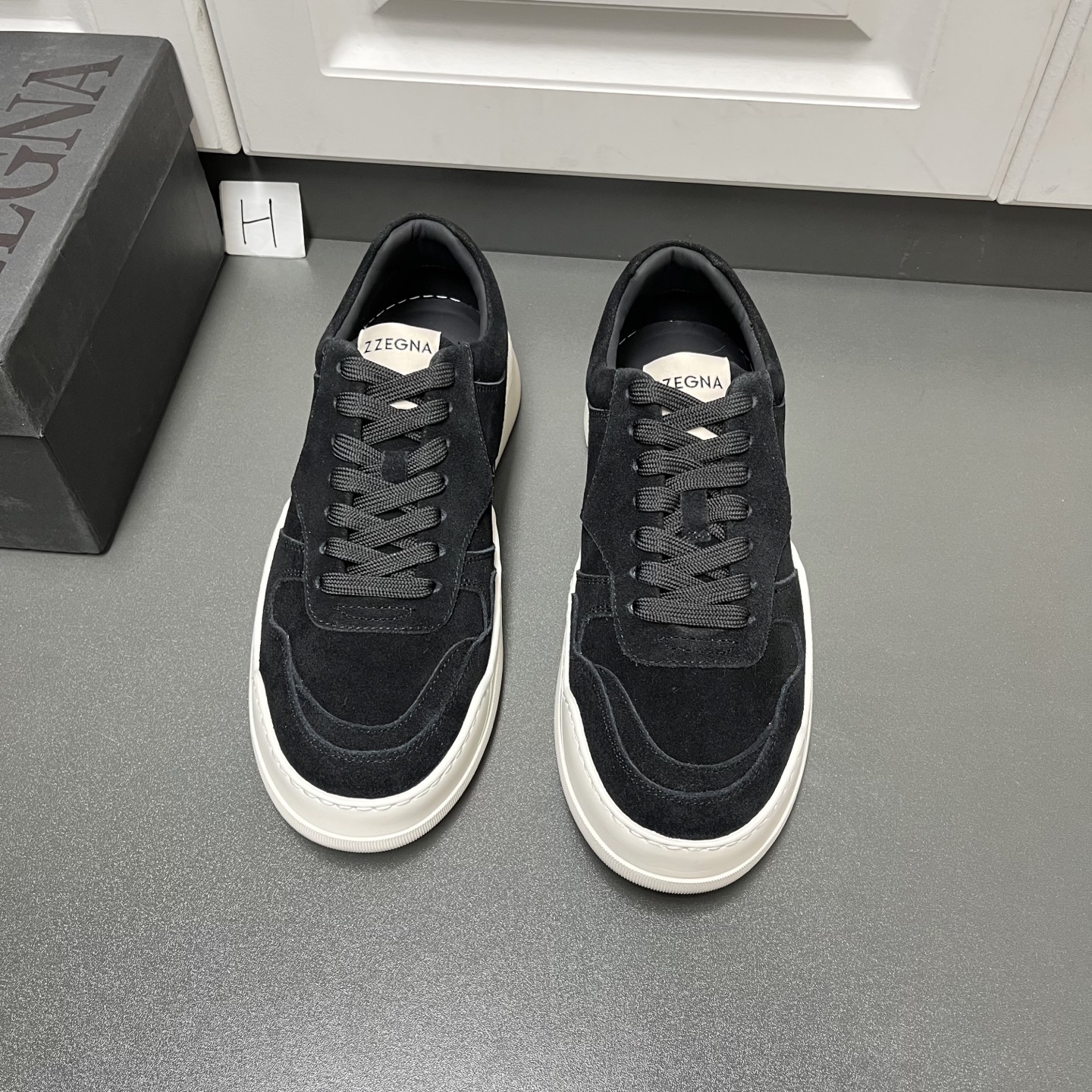 NO:639682,The new Zegna Zegna men's suede leather casual sneakers are made of suede two-layer cow leather, with geometric cutting and segmentation, clear structure, classic sneaker style, the tongue is decorated with a webbing logo label, with non-slip rubber soles, full cowhide lining for the feet, comfortable and breathable for the upper foot, most importantly, lightweight, full of personality, and comes with a full set of original packaging!  H leather shoe size: 39/40/41/42/43/44 black welcome to order,,zegna,cowhide19860909新款Zegna杰尼亚 男士绒面皮革休闲板鞋 这款采用绒面二层牛皮革打造,几何裁剪分割,构造分明,经典板鞋风格,鞋舌饰以织带logo标签,搭配防滑橡胶鞋底,全牛皮内里垫脚,上脚舒适透气,最主要轻便,个性十足,配全套原包装！ H皮鞋码数:39/40/41/42/43/44 黑色 欢迎订购,,zegna,cowhide,Men's shoes