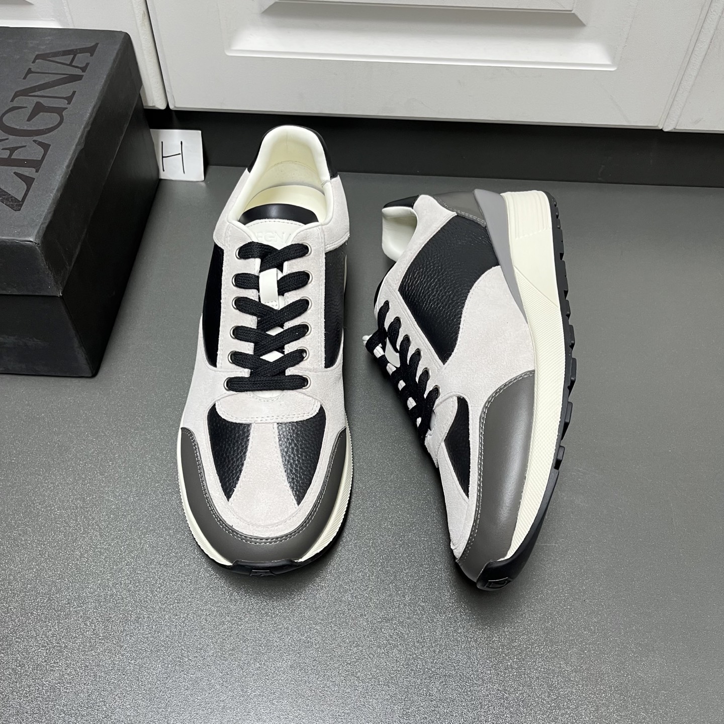 NO:639685,Zegna Zegna's new men's low-top casual sports shoes are shipped. This men's shoe is made of imported calfskin, nylon fabric and suede cow leather. It has a three-dimensional geometric segmentation layering, rich craftsmanship details, and clean and concise design lines. It is very versatile. The cowhide lining comes standard with embossed logo cowhide foot pads. It is elegant and individual. The non-slip, wear-resistant and durable two-color rubber outsole is durable and does not fall off. The tongue is decorated with a logo. It is a very good fashion item for men's casual sports shoes and is worth owning!  H leather shoe size: 39/40/41/42/43/44 black, white and gray, original box packaging + dust bag,,zegna,sneakers,cowhide19860909Zegna杰尼亚 新款男士低帮休闲运动鞋出货 这款男鞋由进口小牛皮、尼龙织物及绒面牛皮革拼接打造,立体几何分割层次感,丰富的工艺细节,干净简洁的设计线条非常百搭,牛皮内里标配压纹徽标牛皮脚垫,优雅个性,防滑耐磨又耐用的双色橡胶大底,耐穿不掉底,鞋舌饰有logo标识,非常不错的男士休闲运动鞋潮流单品,值得拥有! H皮鞋码数:39/40/41/42/43/44 黑白灰 原盒包装+防尘袋,,zegna,sneakers,cowhide,Men's shoes