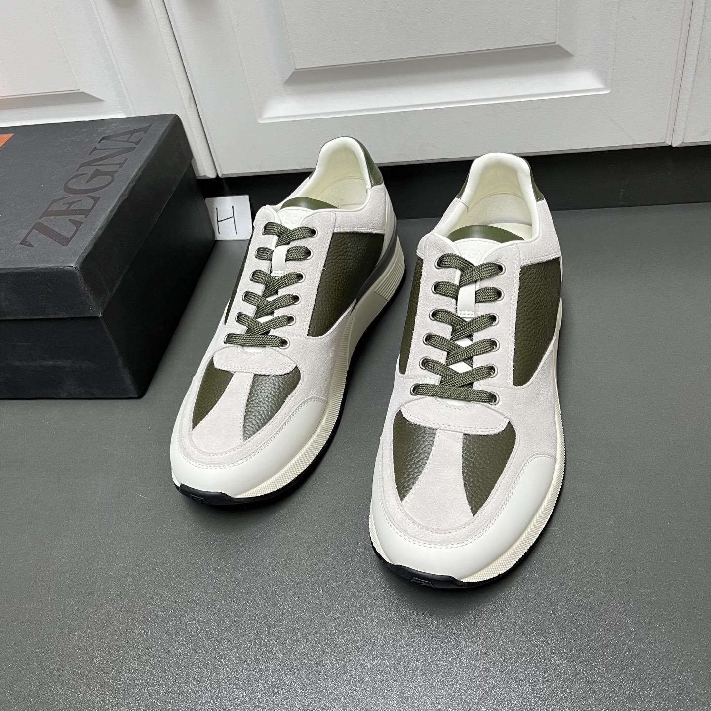 NO:639690,Zegna Zegna's new men's low-top casual sports shoes are shipped. This men's shoe is made of imported calfskin, nylon fabric and suede cow leather. It has a three-dimensional geometric segmentation layering, rich craftsmanship details, and clean and concise design lines. It is very versatile. The cowhide lining comes standard with embossed logo cowhide foot pads. It is elegant and individual. The non-slip, wear-resistant and durable two-color rubber outsole is durable and does not fall off. The tongue is decorated with a logo. It is a very good fashion item for men's casual sports shoes and is worth owning!  H leather shoe size: 39/40/41/42/43/44 green and white, original box packaging + dust bag,,zegna,sneakers,cowhide19860909Zegna杰尼亚 新款男士低帮休闲运动鞋出货 这款男鞋由进口小牛皮、尼龙织物及绒面牛皮革拼接打造,立体几何分割层次感,丰富的工艺细节,干净简洁的设计线条非常百搭,牛皮内里标配压纹徽标牛皮脚垫,优雅个性,防滑耐磨又耐用的双色橡胶大底,耐穿不掉底,鞋舌饰有logo标识,非常不错的男士休闲运动鞋潮流单品,值得拥有! H皮鞋码数:39/40/41/42/43/44 绿白拼 原盒包装+防尘袋,,zegna,sneakers,cowhide,Men's shoes