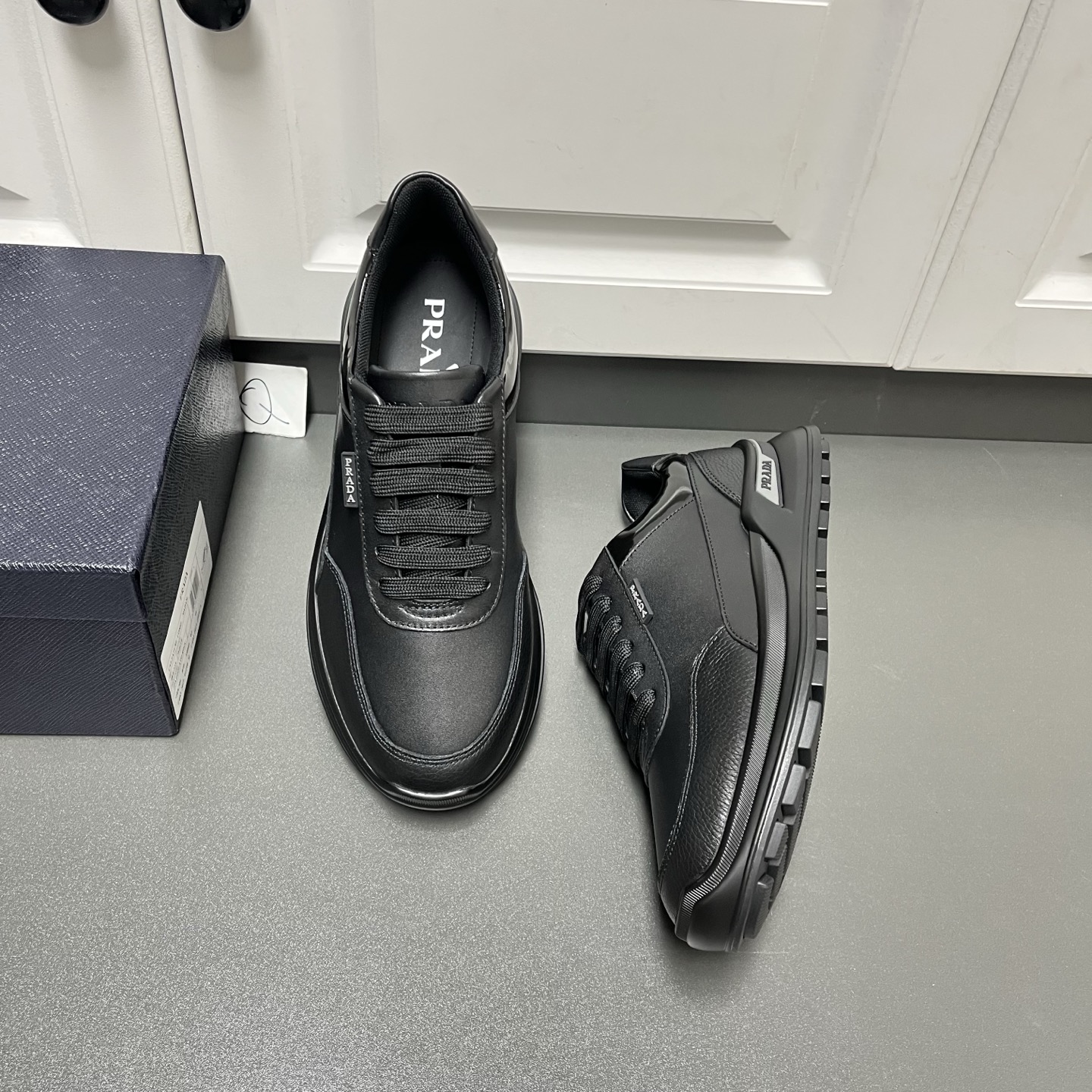 NO:711661,Prada men's new + lace-up leather sneakers are shipped. This model is made of imported calfskin spliced ​​with grained cow leather uppers, bright leather embellishments on the sides, and a rubber label with the brand's logo on the outside. It is inspired by the classic aesthetic concept. The rubber sole is decorated with contrasting details on the heel, fabric lining, cowhide collar embellishment, logo cowhide foot pads, breathable, wear-resistant and non-slip, fashionable and comfortable!  Q leather shoe size: 39/40/41/42/43/44 black original box packaging, prada, prada, sneakers, cowhide19860909Prada普拉达 男士新款+系带皮革运动鞋出货 这款采用进口小牛皮拼接粒面牛皮革鞋面,鞋侧亮面皮革点缀,包裹,外侧饰有品牌字母logo橡胶标签,灵感源自经典美学理念.橡胶鞋底后跟饰有撞色细节,织物内里,牛皮鞋口点缀,徽标牛皮垫脚,透气耐磨防滑,上脚时尚舒适！ Q皮鞋尺码:39/40/41/42/43/44 黑色 原盒包装,,prada,prada,sneakers,cowhide,Men's shoes