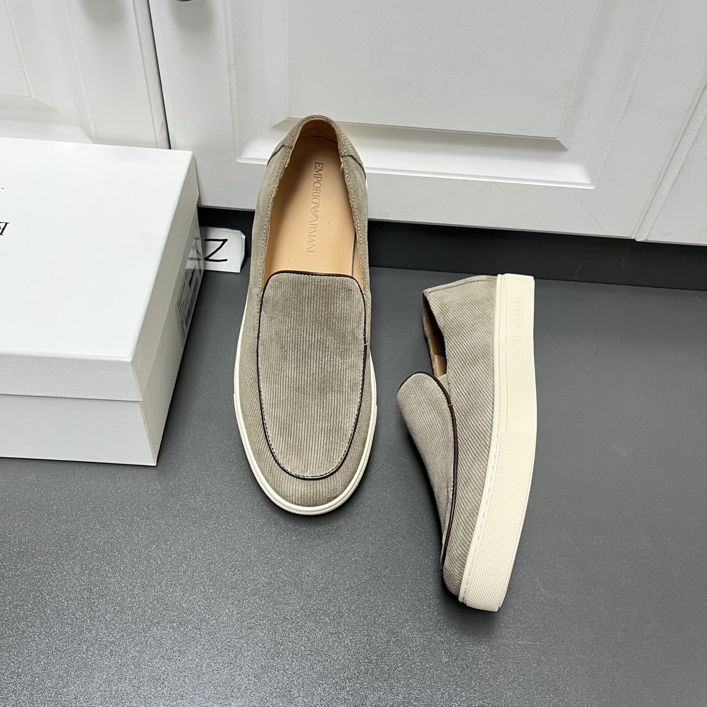 NO:955980,The new Giorgo Armani men's leather loafers. This GA edge presents a natural cutting effect, giving people the softness and comfort of the leather itself both to the foot and visually!  The upper is made of Gaussian suede suede, with special professional processing stripes. The front is decorated with classic loafer horizontal stripes. The midsole is covered with edging technology. The inner lining is benzene-dyed calfskin, which absorbs sweat and prevents stinky feet. The rubber sole is non-slip, wear-resistant and shock-absorbing. The foot feels soft and comfortable. The appearance is simple and high-end. Whether it is paired with suit pants for a business style or casual pants for a casual feel, there is no pressure and is suitable for various occasions. Leather shoe size: 39/40/41/42/43  Khaki original box packaging,,armani,armani,loafers,business suit,cowhide19860909新款Giorgo Armani阿玛尼男士皮革乐福鞋. 这款GA边缘呈现自然切割剪裁效果,脚感和视觉上都能给人以皮革本身的柔软和舒适体验！ 鞋面以高斯光牛反毛皮,特殊专业加工条纹制成,前面点缀经典乐福鞋横条装饰,中鞋面包边工艺,内里苯染小牛皮,吸汗不易臭脚,橡胶鞋底,防滑耐磨减震,脚感柔软舒适,外观简约又高级,不管是搭配西装裤走商务风,还是搭休闲裤营造随性感,都毫无压力,适配各种场合. 皮鞋码数:39/40/41/42/43 卡其色 原盒包装,,armani,armani,loafers,business suit,cowhide,Men's shoes