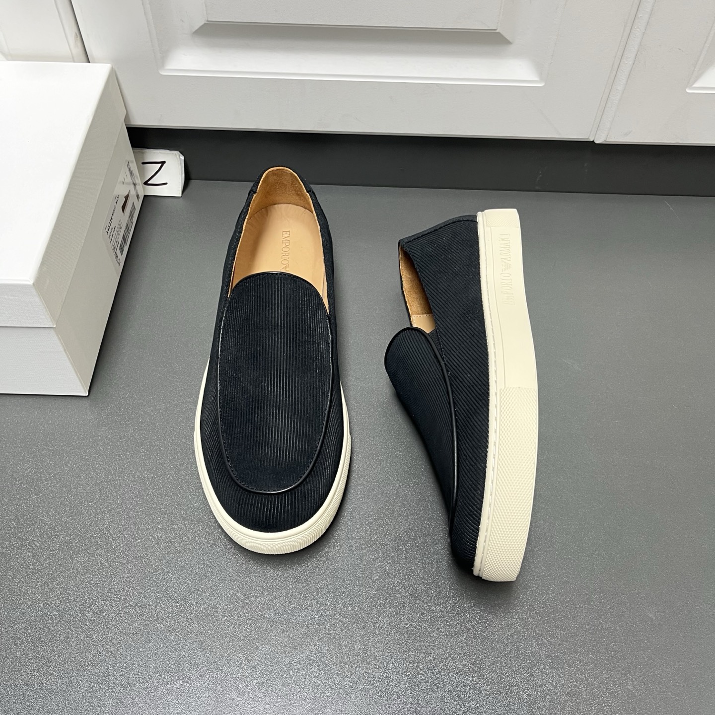 NO:955987,The new Giorgo Armani men's leather loafers. This GA edge presents a natural cutting effect, giving people the softness and comfort of the leather itself both to the foot and visually!  The upper is made of Gaussian suede suede, with special professional processing stripes. The front is decorated with classic loafer horizontal stripes. The midsole is covered with edging technology. The inner lining is benzene-dyed calfskin, which absorbs sweat and prevents stinky feet. The rubber sole is non-slip, wear-resistant and shock-absorbing. The foot feels soft and comfortable. The appearance is simple and high-end. Whether it is paired with suit pants for a business style or casual pants for a casual feel, there is no pressure and is suitable for various occasions. Leather shoe size: 39/40/41/42/43  Black and gray original box packaging,armani,armani,loafers,business suit,cowhide19860909新款Giorgo Armani阿玛尼男士皮革乐福鞋. 这款GA边缘呈现自然切割剪裁效果,脚感和视觉上都能给人以皮革本身的柔软和舒适体验！ 鞋面以高斯光牛反毛皮,特殊专业加工条纹制成,前面点缀经典乐福鞋横条装饰,中鞋面包边工艺,内里苯染小牛皮,吸汗不易臭脚,橡胶鞋底,防滑耐磨减震,脚感柔软舒适,外观简约又高级,不管是搭配西装裤走商务风,还是搭休闲裤营造随性感,都毫无压力,适配各种场合. 皮鞋码数:39/40/41/42/43 黑灰色 原盒包装,,armani,armani,loafers,business suit,cowhide,Men's shoes