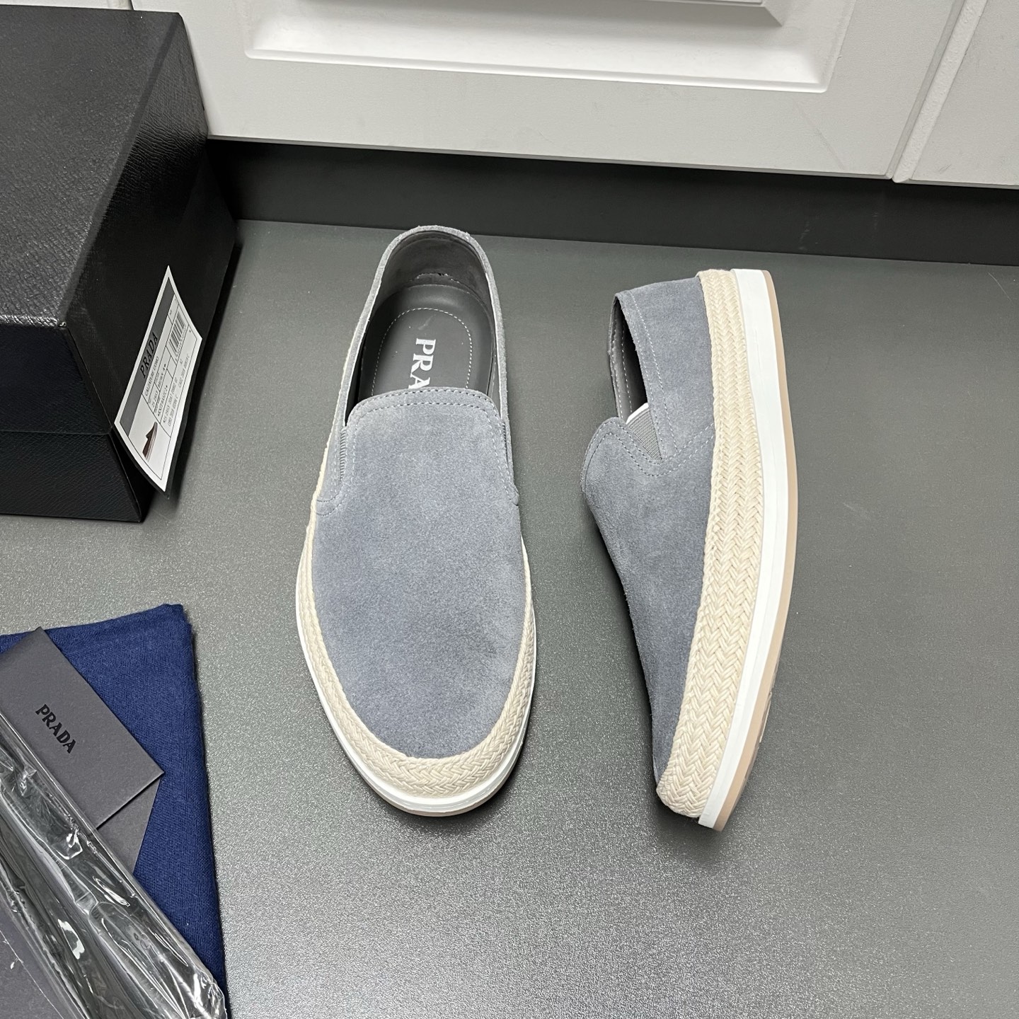 NO:746140,Prad*2026 Prada men's spring and summer slip-on casual sports men's shoes. The world's top luxury brand from Italy. 4 colors are on sale. This fabric is made of imported fetal cow and suede cowhide. It is breathable and soft. The lining is aniline-dyed special calfskin.  No fading, no slipping, breathable and not stuffy, same-color stitching details, high-elastic EVA insole and cowhide leather integrated into one piece, no glue opening, good shock-absorbing performance. Two-color TPU outsole, wear-resistant and non-slip. The design of 100% cotton and woven linen strips is full of handcrafted art, light and comfortable, simple shoes for over-the-feet, very comfortable to put on and take off, and can also be stepped on. It has excellent breathability and is not tiring to wear for a long time. It is a must-have shoe that is recommended in summer. Gray  Leather shoe size: 39/40/41/42/43/44 [45 can be customized] Original box packaging + dustproof tape + card Welcome to order, prada, prada, cowhide19860909Prad*2026普拉达男士春夏套脚款休闲运动男鞋 来自意大利的世界顶级奢侈品牌 4色火爆热卖中 这款面料采用进口胎牛、反绒牛皮制作工艺,透气柔软,内里是苯染专用小牛皮 不掉色,不打滑,透气不闷脚,同色系缝线细节、高弹EVA鞋垫和牛里皮一体成型,不开胶,减震性能好.双色TPU大底,耐磨防滑.全棉材质物织麻条设计做法,手工艺术感十足,轻便舒适,套脚穿简约鞋型,穿脱十分跟脚,也可以踩穿 透气性极好 久穿不累,夏季值得推荐入手的一款必备鞋 灰色 皮鞋码数:39/40/41/42/43/44【45可定做】原盒包装+防尘带+卡片 欢迎订购,,prada,prada,cowhide,Men's shoes