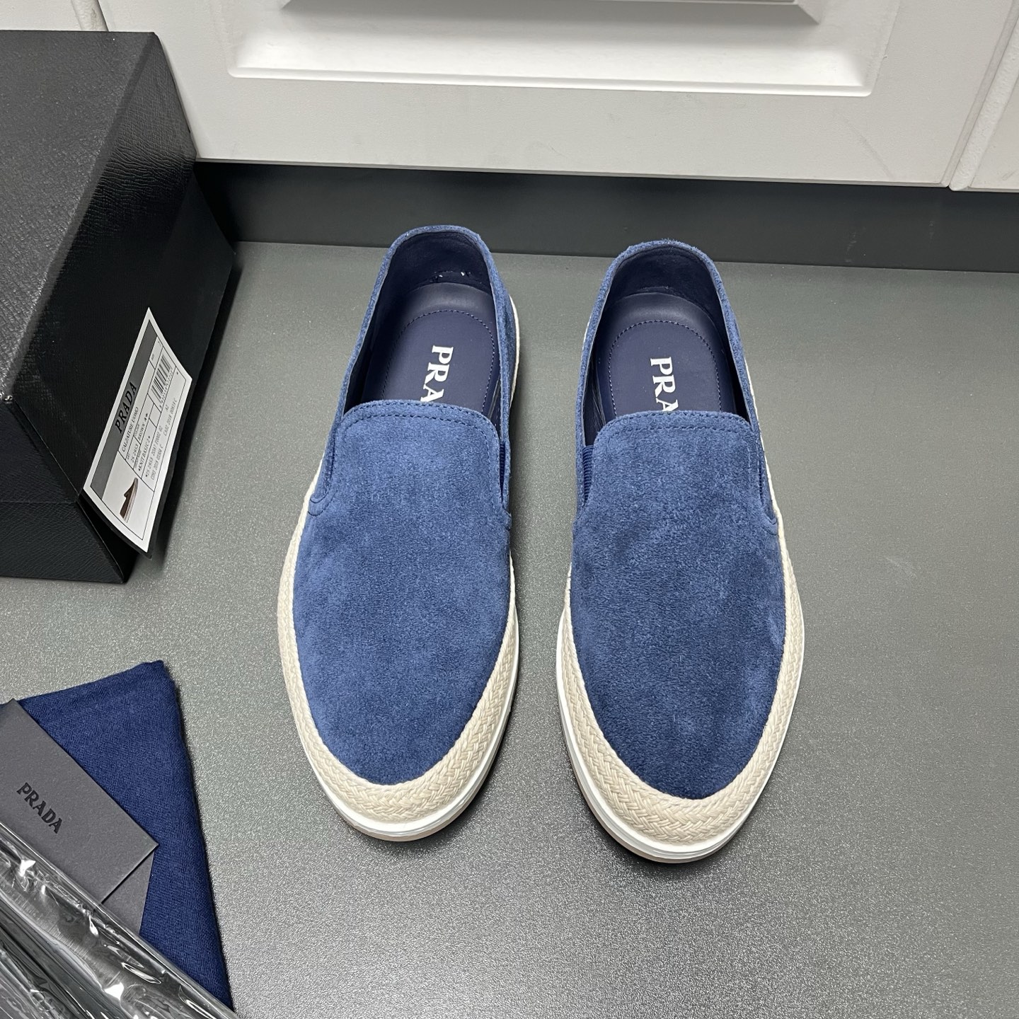 NO:746143,Prad*2026 Prada men's spring and summer slip-on casual sports men's shoes. The world's top luxury brand from Italy. 4 colors are on sale. This fabric is made of imported fetal cow and suede cowhide. It is breathable and soft. The lining is aniline-dyed special calfskin.  No fading, no slipping, breathable and not stuffy, same-color stitching details, high-elastic EVA insole and cowhide leather integrated into one piece, no glue opening, good shock-absorbing performance. Two-color TPU outsole, wear-resistant and non-slip. The design of 100% cotton and woven linen strips is full of handcrafted art, light and comfortable, simple shoes for over-the-feet, very close to the foot when put on and off, and can also be stepped on. It has excellent breathability, can be worn for a long time without getting tired, and is a must-have shoe recommended for summer. Blue  Leather shoe size: 39/40/41/42/43/44 [45 can be customized] Original box packaging + dustproof tape + card Welcome to order, prada, prada, cowhide19860909Prad*2026普拉达男士春夏套脚款休闲运动男鞋 来自意大利的世界顶级奢侈品牌 4色火爆热卖中 这款面料采用进口胎牛、反绒牛皮制作工艺,透气柔软,内里是苯染专用小牛皮 不掉色,不打滑,透气不闷脚,同色系缝线细节、高弹EVA鞋垫和牛里皮一体成型,不开胶,减震性能好.双色TPU大底,耐磨防滑.全棉材质物织麻条设计做法,手工艺术感十足,轻便舒适,套脚穿简约鞋型,穿脱十分跟脚,也可以踩穿 透气性极好 久穿不累,夏季值得推荐入手的一款必备鞋 蓝色 皮鞋码数:39/40/41/42/43/44【45可定做】原盒包装+防尘带+卡片 欢迎订购,,prada,prada,cowhide,Men's shoes