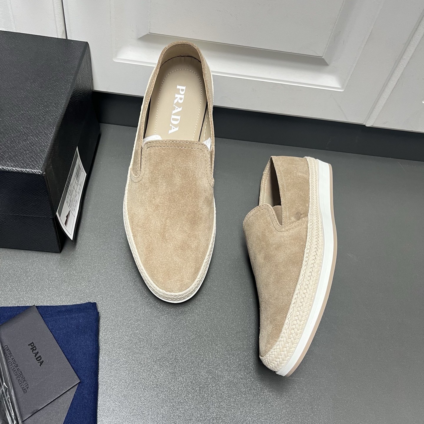 NO:746135,Prad*2026 Prada men's spring and summer slip-on casual sports men's shoes. The world's top luxury brand from Italy. 4 colors are on sale. This fabric is made of imported fetal cow and suede cowhide. It is breathable and soft. The lining is aniline-dyed special calfskin.  No fading, no slipping, breathable and not stuffy, same-color stitching details, high-elastic EVA insole and cowhide leather integrated into one piece, no glue opening, good shock-absorbing performance. Two-color TPU outsole, wear-resistant and non-slip. Designed with 100% cotton and woven linen strips, full of hand-made art, light and comfortable, simple shoes for over-the-feet, very comfortable to put on and take off, can also be stepped on. Excellent breathability, long-term wear, not tiring, a must-have shoe worth buying in khaki in summer.  Leather shoe size: 39/40/41/42/43/44 [45 can be customized] Original box packaging + dustproof tape + card Welcome to order, prada, prada, cowhide19860909Prad*2026普拉达男士春夏套脚款休闲运动男鞋 来自意大利的世界顶级奢侈品牌 4色火爆热卖中 这款面料采用进口胎牛、反绒牛皮制作工艺,透气柔软,内里是苯染专用小牛皮 不掉色,不打滑,透气不闷脚,同色系缝线细节、高弹EVA鞋垫和牛里皮一体成型,不开胶,减震性能好.双色TPU大底,耐磨防滑.全棉材质物织麻条设计做法,手工艺术感十足,轻便舒适,套脚穿简约鞋型,穿脱十分跟脚,也可以踩穿 透气性极好 久穿不累,夏季值得推荐入手的一款必备鞋 卡其色 皮鞋码数:39/40/41/42/43/44【45可定做】原盒包装+防尘带+卡片 欢迎订购,,prada,prada,cowhide,Men's shoes