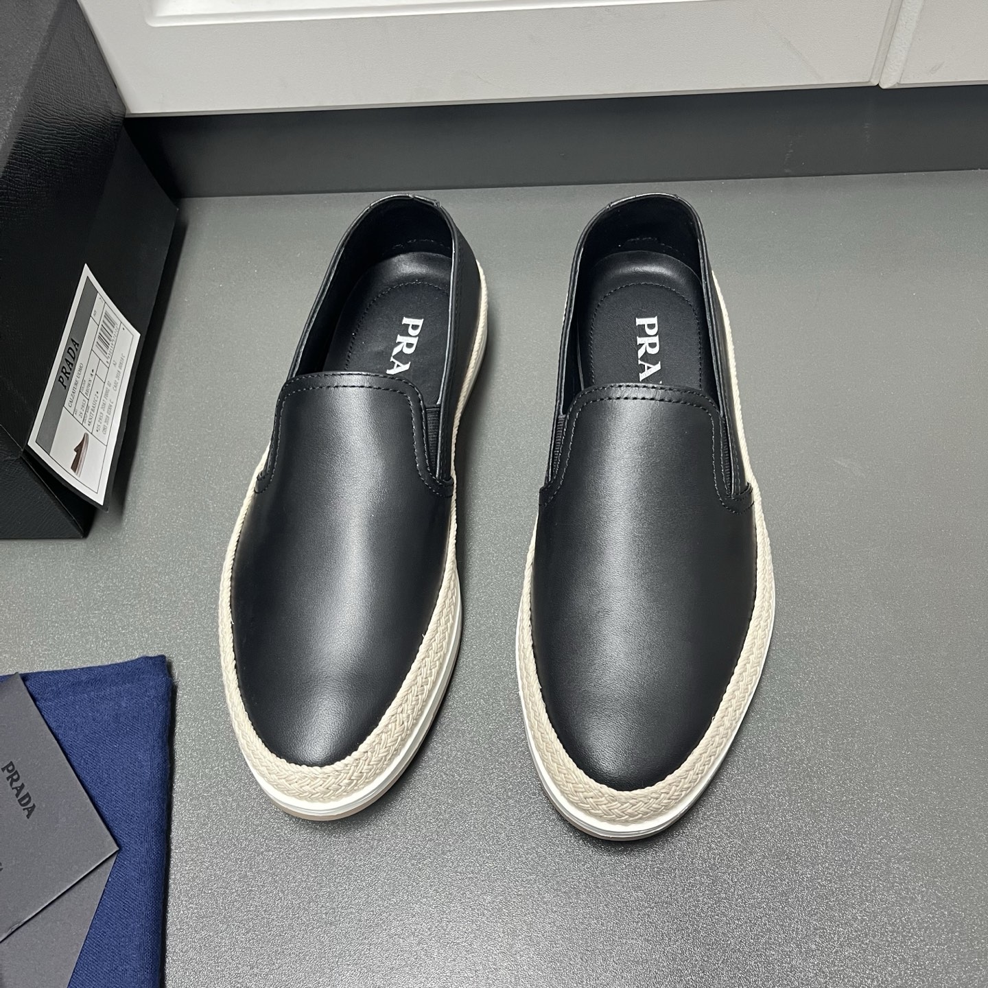 NO:746138,Prad*2026 Prada men's spring and summer slip-on casual sports shoes for men. The world's top luxury brand from Italy. 4 colors are on sale. This fabric is made of imported fetal cow and Italian first-layer cowhide. It is breathable and soft. The lining is aniline-dyed special calfskin.  No fading, no slipping, breathable and not stuffy, same-color stitching details, high-elastic EVA insole and cowhide leather integrated into one piece, no glue opening, good shock-absorbing performance. Two-color TPU outsole, wear-resistant and non-slip. Full cotton material and woven linen strip design, full of handmade art, light and comfortable, simple shoes for over-the-feet, easy to put on and take off, can also be stepped on. Excellent breathability, long-term wear, not tired, a must-have shoe worth buying in summer. Black  Leather shoe size: 39/40/41/42/43/44 [45 can be customized] Original box packaging + dustproof tape + card Welcome to order, prada, prada, cowhide19860909Prad*2026普拉达男士春夏套脚款休闲运动男鞋 来自意大利的世界顶级奢侈品牌 4色火爆热卖中 这款面料采用进口胎牛、意大利头层牛皮制作工艺,透气柔软,内里是苯染专用小牛皮 不掉色,不打滑,透气不闷脚,同色系缝线细节、高弹EVA鞋垫和牛里皮一体成型,不开胶,减震性能好.双色TPU大底,耐磨防滑.全棉材质物织麻条设计做法,手工艺术感十足,轻便舒适,套脚穿简约鞋型,穿脱十分跟脚,也可以踩穿 透气性极好 久穿不累,夏季值得推荐入手的一款必备鞋 黑色 皮鞋码数:39/40/41/42/43/44【45可定做】原盒包装+防尘带+卡片 欢迎订购,,prada,prada,cowhide,Men's shoes