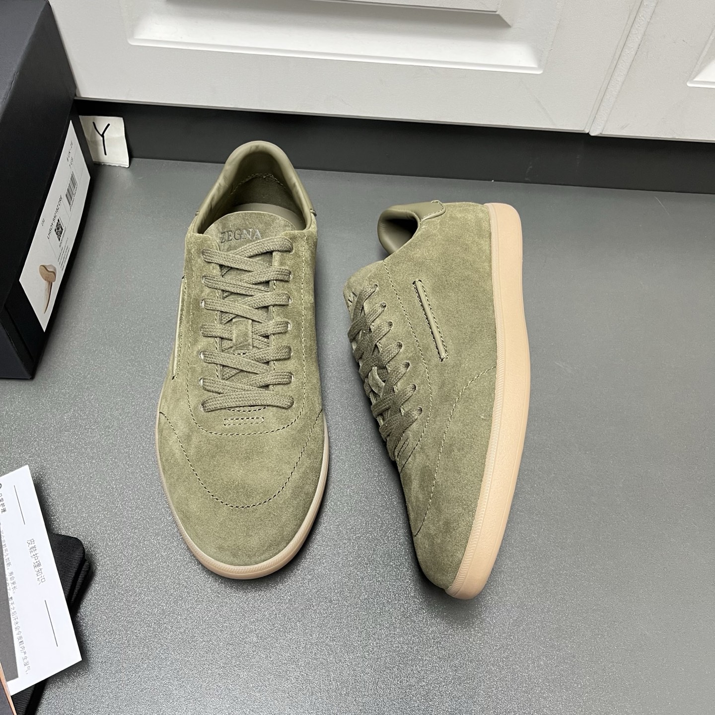 NO:955949,The new color matching of Ermenegildo Zegna TRIPLE STITCH MONTE luxury casual shoes is named after Zegna Oasis Route 232, highlighting the brand's flexible spirit of advancing with the times. The sole is light and flexible, has excellent grip, and the newly interpreted sole pattern cleverly pays tribute to the early style of Route 232. The iconic same-tone stitching complements the brand logo on the side, interpreting the Zegna brand heritage with a unique symbolic aesthetic. Fit and product details: Smooth calfskin fabric and suede cowhide, hand-stitched triple cross elastic straps. Calfskin lining insole, car midsole lasting method. Black Vibram upgraded traction sole with Ermenegildo Zegna Route 232 branding on the heel. Sanitized removable footbed. The style of this shoe is elegant and casual. It is aimed at hiking and is a good companion for traveling at any time of the year. Leather shoe size 39/40/41/42/43/44 (customized in 45),,zegna,cowhide19860909新配色Ermenegildo Zegna 杰尼亚 TRIPLE STITCH MONTE 奢华休闲鞋 这款以杰尼亚绿洲(Oasi Zegna)232号公路命名,彰显品牌与时俱进的灵活精神.鞋底轻盈灵活,抓地力出色,焕新演绎的鞋底花纹巧妙致敬 232号公路的早期风貌.标志性同色调缝线与侧面的品牌标识相得益彰,以独树一帜的象征美学诠释杰尼亚品牌传承. 版型和产品细节:光滑小牛皮面料撞绒面牛皮,手工缝线三重交叉松紧带.小牛皮内裡鞋垫,车中底套楦做法.黑色 Vibram 升级版抓地鞋底 ,鞋跟部饰有杰尼亚 232 号公路品牌标识 .Sanitized 可拆卸鞋床 . 此款鞋履风格优雅而休闲,以徒步旅行为目标,是全年之内任何时节外出旅行时的良伴.皮鞋尺码39/40/41/42/43/44（45订做）,,zegna,cowhide,Men's shoes