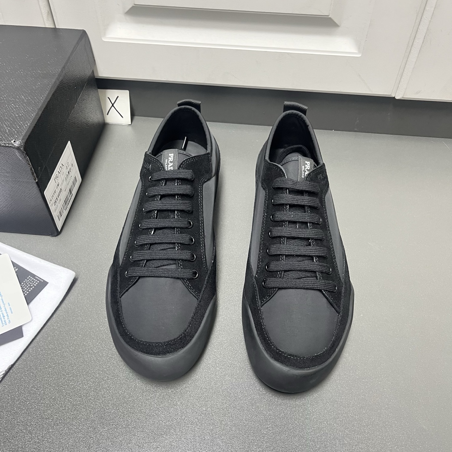 NO:852279,Prada Speedrock men's nylon and suede leather casual sneakers are welcome to order. This model embodies the spirit of curiosity, modernity and innovation. It is light and flexible, designed for urban vitality. Its precise and practical design is made of nylon fabric with suede calfskin trim. A 4cm thick lightweight rubber sole completes this shoe. Its design is inspired by the dialogue between nature and the city. It is equipped with classic cotton laces and the tongue is decorated with Prada  Milano fabric logo tag, webbing handle on the heel, soft sheepskin lining, and logo cowhide foot pads, light and comfortable on the feet!  Leather shoe size: 39/40/41/42/43/44 [45 can be customized], prada, prada, sneakers, cowhide, sheepskin19860909Prada普拉达Speedrock 男士尼龙与绒面皮革休闲运动鞋 欢迎订购 这款体现了好奇、现代和创新的精神,轻盈灵活,专为城市活力而设计,精确且实用的设计采用尼龙织物面料搭配绒面牛皮革装饰.4cm厚轻质橡胶鞋底完善了这款鞋履,其设计灵感源于自然与城市之间的对话.配经典棉鞋带,鞋舌饰以Prada Milano织物徽标标签,后跟配有织带鞋提,柔软羊皮内里,搭配徽标牛皮垫脚,上脚轻便舒适！ 皮鞋码数: 39/40/41/42/43/44【45可定做】,,prada,prada,sneakers,cowhide,sheepskin,Men's shoes
