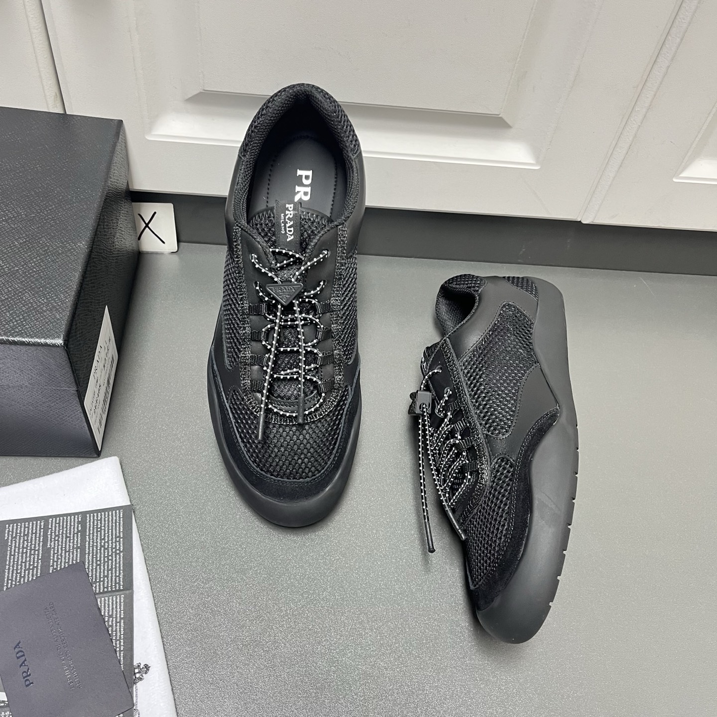 NO:852290,Prad*Prada Speedrock men's casual sneakers  This model is made of imported soft calfskin leather and fabric breathable mesh stitching upper, two-color elastic laces with classic triangle logo spring rope buckle adjustment, light and flexible rubber soles to improve flexibility, inspired by alpine climbing, logo webbing on the tongue, and silver-labeled cowhide foot pads, which has a strong wrapping feel and good stability. It is OK for daily wear or light sports. The toe and sole lines are rough, with a sense of strength and sophistication, a must-have for urban adventure style, and comes with a full set of original packaging!  Leather shoe size: 39/40/41/42/43/44 [45 can be customized],, prada, prada, sneakers, cowhide19860909Prad*普拉达 Speedrock男士休闲运动鞋 这款选用进口柔软小牛皮皮革和织物透气网眼拼接鞋面,双色弹力系带配以经典三角徽标弹簧索扣调节,轻薄柔韧橡胶鞋底完善灵活性,灵感来自高山攀岩,鞋舌饰有徽标织带,配以银标牛皮垫脚,包裹感强,稳定性好,日常穿搭或轻运动都OK,鞋头和鞋底线条粗犷,力量感与精致度兼具,都市探险风必备,配全套原包装！ 皮鞋码数: 39/40/41/42/43/44【45可定做】,,prada,prada,sneakers,cowhide,Men's shoes