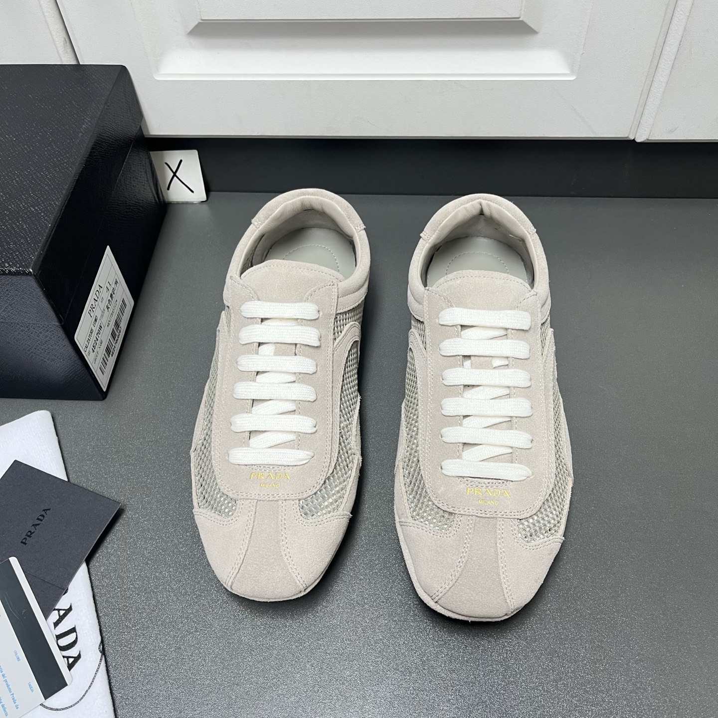 NO:852209,New Prada Montecarlo Men's Casual Sneakers Available in three colours. First launched in 2005 as part of the Linea Rossa collection, this model combines comfort with sophisticated and innovative design. The latest model features a sporty style in suede calfskin and JK  Mesh breathable mesh upper returns, with visible top-line stitching, echoing the dynamic lines of the original style. Inspired by driving shoes, the lightweight, flexible leather-covered insole is paired with a rubber deconstructed sole, giving the sneaker a light appearance and smooth aesthetic. The toe is decorated with a hot stamping logo, and is equipped with gold-labeled cowhide foot pads, making the upper foot light, comfortable and breathable!  Leather shoe size: 39/40/41/42/43/44 [45 can be customized],, prada, prada, sneakers, cowhide19860909新款Prada普拉达Montecarlo男士休闲运动鞋 三色出货 这款于2005年首次作为Linea Rossa系列的一部分推出,在精致创新的设计中结合了舒适性. 最新款式采用运动风格,以绒面牛皮革和JK Mesh透气网面鞋面回归,搭配可见的顶线缝合,呼应原始款式的动感线条.受驾驶鞋启发,轻便柔韧灵活的皮革包覆内底搭配橡胶解构鞋底,赋予运动鞋轻盈的外观和流畅的美感.鞋头烫金logo徽标装饰,配以金标牛皮垫脚,上脚轻便舒适透气！ 皮鞋码数: 39/40/41/42/43/44【45可定做】,,prada,prada,sneakers,cowhide,Men's shoes