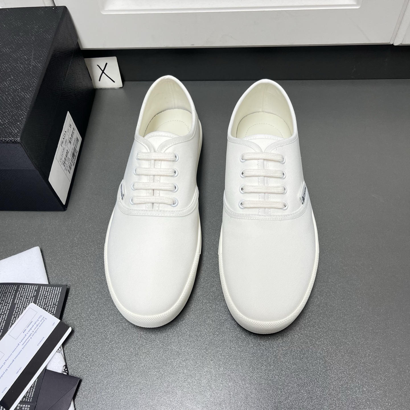 NO:852302,Prada men's new twill fabric, casual sports shoes, shipped in three colors, reinterpret classic sports styles with urban style, combining retro feelings and modern aesthetics. Made of lightweight cotton twill fabric, decorated with contrasting lines, and decorated with iconic logo fabric tags on the outside, symbolizing tradition and classic style. It is equipped with a lightweight rubber outsole of about 2.5cm, with logo details on the heel, and an unlined design with logo cowhide feet, making the upper foot light and breathable!  Comes with full set of original packaging dust bag!  Leather shoe size: 39/40/41/42/43/44 [45 can be customized],, prada, prada, sneakers, cowhide19860909Prada普拉达男士新款斜纹布面、休闲运动鞋 三色出货 这款以都市风格重新诠释经典运动款式,结合复古情怀与现代美学.采用棉质斜纹布面轻盈结构,撞色线条点缀,外侧饰有标志性徽标织物标签,象征传统与经典风格.搭配约2.5cm轻盈橡胶大底,后跟饰以徽标细节,无内衬设计配以徽标牛皮垫脚,上脚轻盈透气！配全套原包装防尘袋！ 皮鞋码数: 39/40/41/42/43/44【45可定做】,,prada,prada,sneakers,cowhide,Men's shoes