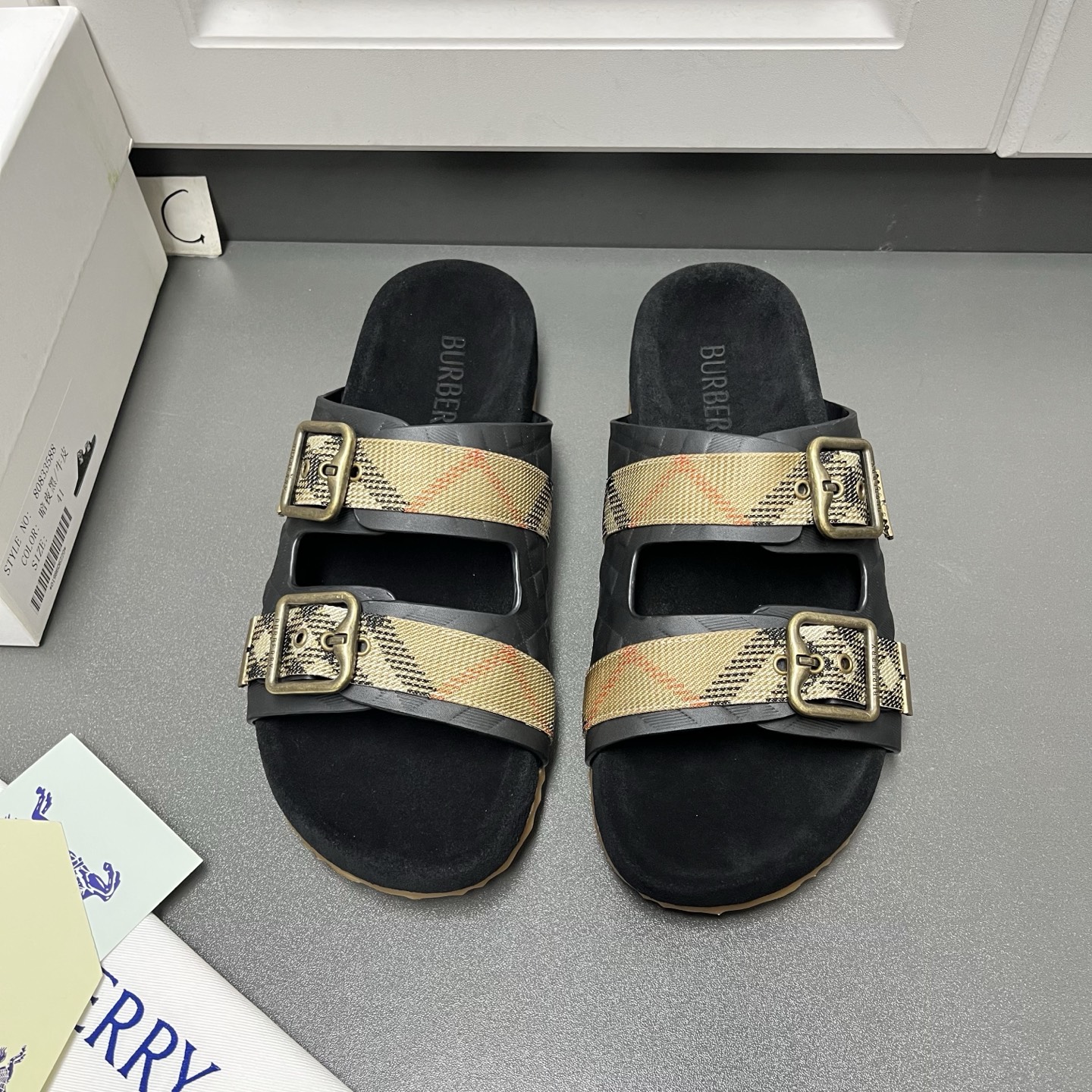 NO:833151,The new Burberry 2026 summer men's hot style, double-row striped men's slippers are released, available in four colors. Made of first-grain cowhide, embossed with a plaid pattern, customized brand webbing design, refined in an Italian workshop, with an embossed sole, embellished with the brand's archives logo. It has an adjustable B-shaped buckle strap, decorated with the iconic sand-colored Burberry plaid of jacquard worsted. Fabric cowhide leather lining silk cowhide outsole TPU  Color black, yellow brown, dark green, off-white 4 colors available Code number 39/40/41/42/43/44 C original box packaging + dust bag Welcome to order, burberry, slippers, cowhide19860909新款Burberry 2026夏季男士爆款,双排条带男士拖鞋出炉,四色有货. 选用头层牛皮、融入格纹图案压花,定制品牌织带设计,于意大利工坊精制而成,搭配压纹鞋底,其上点缀典藏品牌徽标.设有可调式 B 字型扣环束带,装饰提花精纺的标志性沙色 Burberry 格纹.  面料牛面皮  里布丝绸牛里  大底TPU  颜色黑色,黄棕,墨绿,米白4色可选  码数39/40/41/42/43/44 C原盒包装+防尘袋 欢迎订购,,burberry,slippers,cowhide,Men's shoes