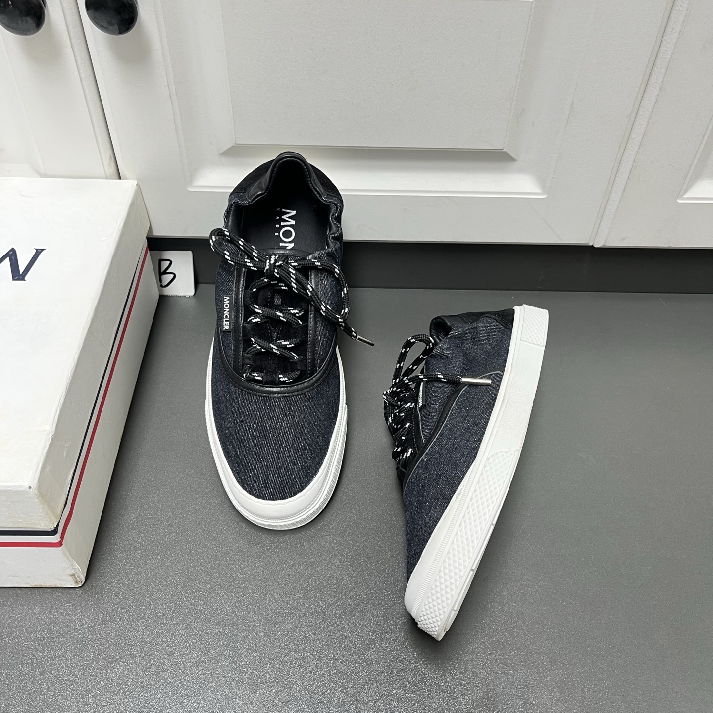 NO:852868,Moncler's latest sneakers and updated best-selling models are recommended. This selection of custom-made TW denim washed fabric + elk cowhide has a comfortable and high-grade touch. The shoe body has clean lines and contrasting laces, and the exquisite details are hidden in the low-key. Although it has laces, it is a slip-on design that combines comfort and style. It can be easily held whether it is daily commuting or leisure outings. It is versatile and suitable for keeping for yourself or recommended as a gift. Normal size:  39/40/41/42/43/44【38/45 can be customized】,,Moncler,cowhide19860909蒙口Moncler最新板鞋款、更新热卖款推荐 这款精选定制TW丹宁牛仔水洗面料+搭配麋绒牛皮,触感舒适高级,鞋身利落线条搭配撞色鞋带,低调中藏着精致细节. 虽然有系带,却是一脚蹬懒人设计,兼顾舒适与格调,不管是日常通勤还是休闲出街,都能轻松hold住.百搭不挑人,自留或推荐送人都超合适 正常码: 39/40/41/42/43/44【38/45可定做】,,Moncler,cowhide,Men's shoes