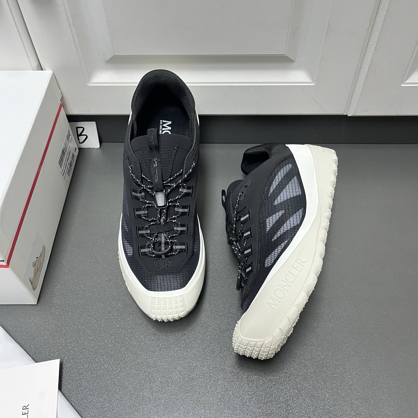 NO:956347,Moncler's new Men's Men's Trailgrip LP casual sneakers have arrived. They are specially designed to be close to the outdoors. The lightness from the mountains is integrated into the smooth cowhide split leather structure.  This low-cut silhouette revitalizes the iconic shoe. It is light and flexible. It is made of cow split leather and soft fabrics. It has a classic 'M' brand logo on the outer waist. It is personalized without being monotonous. The two-color elastic band is used in the lace-up position to add a fashionable touch. It is paired with a shock-absorbing EVA midsole for support.  Maintain smooth and free movement. The washable OrthoLite insole provides a transparent and long-lasting cushioning effect. The 35mm high rubber sole brings grip specially designed for varied terrains, adding a finishing touch to the shoes. It is versatile and practical. It is one of the first-choice items. Welcome to order.  Size: 39/40/41/42/43/44 [38/45 customized],, loro piana, Moncler, sneakers19860909Moncler蒙口新款到货,Trailgrip LP男士休闲运动鞋专为贴近户外而设计,来自山野的轻盈感融入流畅的牛剖层革结构. 这款以低帮廓形令标志性鞋履重焕活力,轻盈柔韧,采用牛剖层革与柔软的面料,外腰经典“M”品牌大logo,个性又不单调,系带位置选用双色松紧带更添时尚气息,搭配减震EVA中底,支持流畅自如活动.可清洗的OrthoLite鞋垫提供通透持久的缓冲效果,高35mm橡胶鞋底带来专为多变地形设计的抓地力,为鞋履增添点睛之笔,百搭又适用,首选单品之一,欢迎订购. 码数: 39/40/41/42/43/44【38/45定做】,,loro piana,Moncler,sneakers,Men's shoes