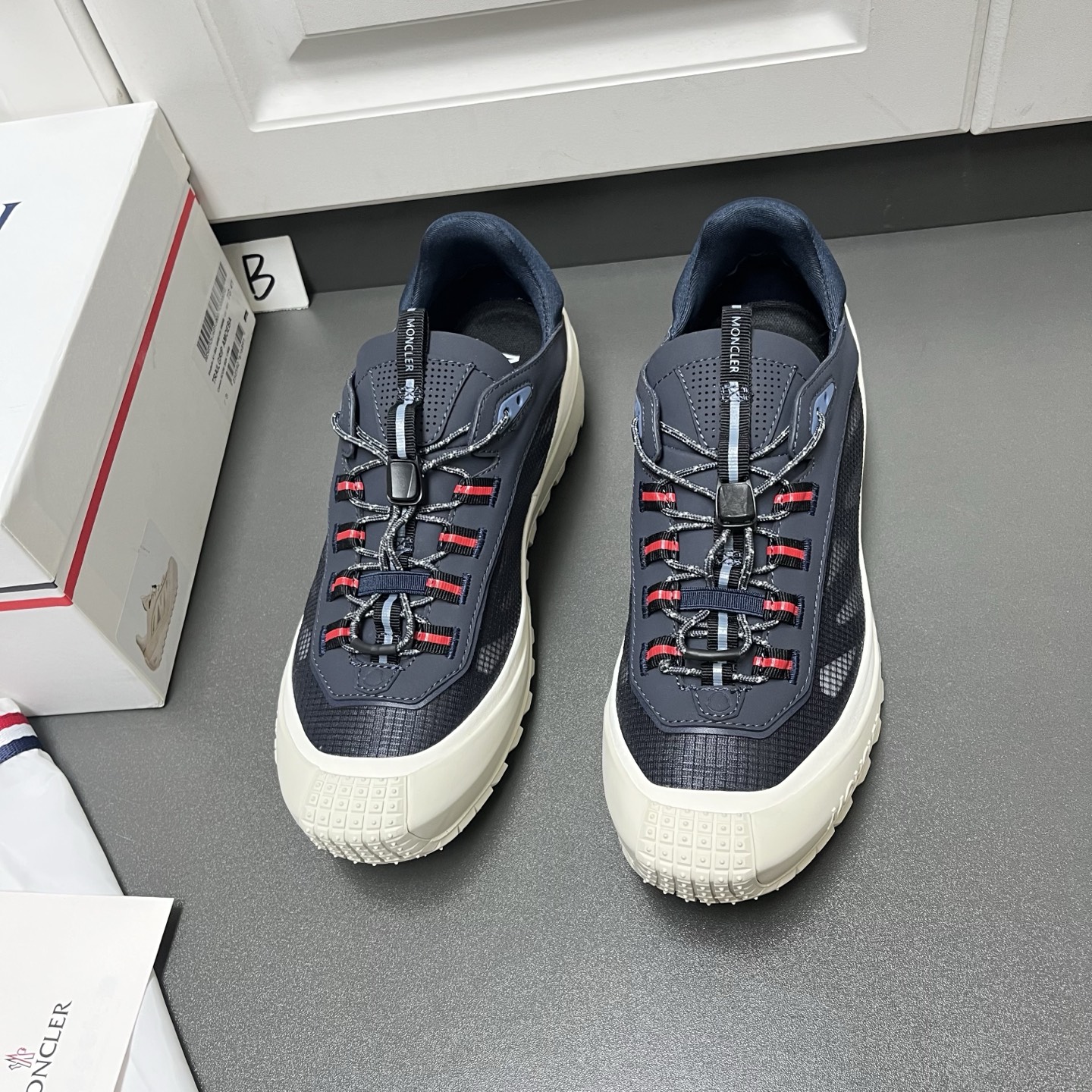 NO:956361,Moncler's new Men's Men's Trailgrip LP casual sneakers have arrived. They are specially designed to be close to the outdoors. The lightness from the mountains is integrated into the smooth cowhide split leather structure.  This low-cut silhouette revitalizes the iconic shoe. It is light and flexible. It is made of cow split leather and soft fabrics. It has a classic 'M' brand logo on the outer waist. It is personalized without being monotonous. The two-color elastic band is used in the lace-up position to add a fashionable touch. It is paired with a shock-absorbing EVA midsole for support.  Maintain smooth and free movement. The washable OrthoLite insole provides a transparent and long-lasting cushioning effect. The 35mm high rubber sole brings grip specially designed for varied terrains, adding a finishing touch to the shoes. It is versatile and practical. It is one of the first-choice items. Welcome to order.  Size: 39/40/41/42/43/44 [38/45 customized],, loro piana, Moncler, sneakers19860909Moncler蒙口新款到货,Trailgrip LP男士休闲运动鞋专为贴近户外而设计,来自山野的轻盈感融入流畅的牛剖层革结构. 这款以低帮廓形令标志性鞋履重焕活力,轻盈柔韧,采用牛剖层革与柔软的面料,外腰经典“M”品牌大logo,个性又不单调,系带位置选用双色松紧带更添时尚气息,搭配减震EVA中底,支持流畅自如活动.可清洗的OrthoLite鞋垫提供通透持久的缓冲效果,高35mm橡胶鞋底带来专为多变地形设计的抓地力,为鞋履增添点睛之笔,百搭又适用,首选单品之一,欢迎订购. 码数: 39/40/41/42/43/44【38/45定做】,,loro piana,Moncler,sneakers,Men's shoes