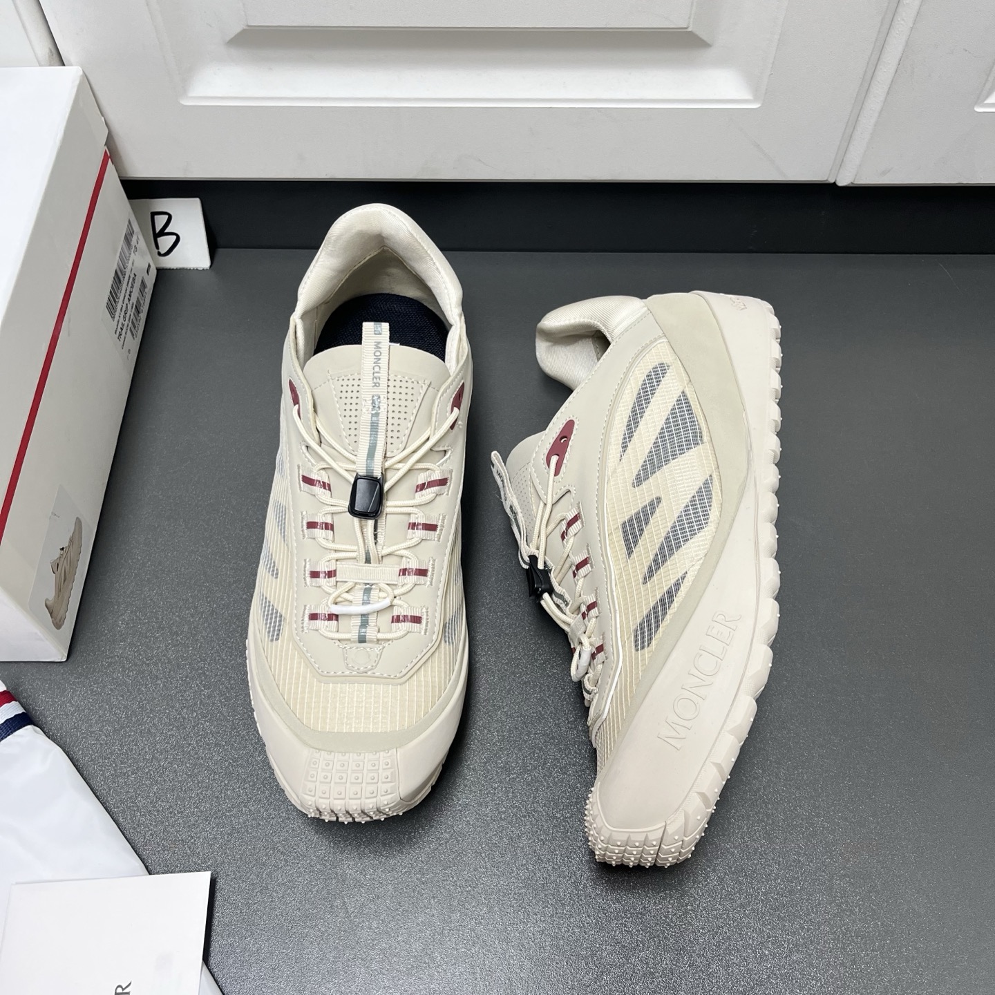 NO:956358,Moncler's new Men's Men's Trailgrip LP casual sneakers have arrived. They are specially designed to be close to the outdoors. The lightness from the mountains is integrated into the smooth cowhide split leather structure.  This low-cut silhouette revitalizes the iconic shoe. It is light and flexible. It is made of cow split leather and soft fabrics. It has a classic 'M' brand logo on the outer waist. It is personalized without being monotonous. The two-color elastic band is used in the lace-up position to add a fashionable touch. It is paired with a shock-absorbing EVA midsole for support.  Maintain smooth and free movement. The washable OrthoLite insole provides a transparent and long-lasting cushioning effect. The 35mm high rubber sole brings grip specially designed for varied terrains, adding a finishing touch to the shoes. It is versatile and practical. It is one of the first-choice items. Welcome to order.  Size: 39/40/41/42/43/44 [38/45 customized],, loro piana, Moncler, sneakers19860909Moncler蒙口新款到货,Trailgrip LP男士休闲运动鞋专为贴近户外而设计,来自山野的轻盈感融入流畅的牛剖层革结构. 这款以低帮廓形令标志性鞋履重焕活力,轻盈柔韧,采用牛剖层革与柔软的面料,外腰经典“M”品牌大logo,个性又不单调,系带位置选用双色松紧带更添时尚气息,搭配减震EVA中底,支持流畅自如活动.可清洗的OrthoLite鞋垫提供通透持久的缓冲效果,高35mm橡胶鞋底带来专为多变地形设计的抓地力,为鞋履增添点睛之笔,百搭又适用,首选单品之一,欢迎订购. 码数: 39/40/41/42/43/44【38/45定做】,,loro piana,Moncler,sneakers,Men's shoes