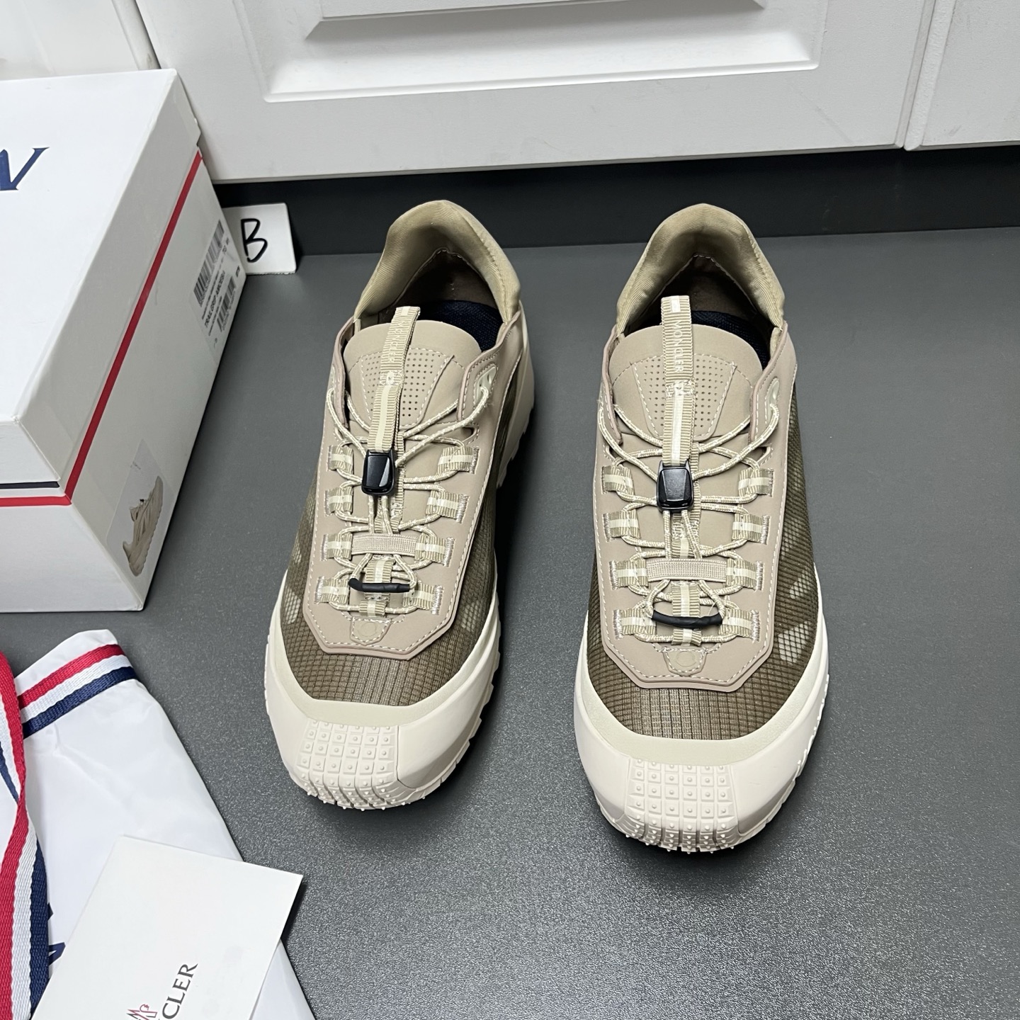 NO:956374,Moncler's new Men's Men's Trailgrip LP casual sneakers have arrived. They are specially designed to be close to the outdoors. The lightness from the mountains is integrated into the smooth cowhide split leather structure.  This low-cut silhouette revitalizes the iconic shoe. It is light and flexible. It is made of cow split leather and soft fabrics. It has a classic 'M' brand logo on the outer waist. It is personalized without being monotonous. The two-color elastic band is used in the lace-up position to add a fashionable touch. It is paired with a shock-absorbing EVA midsole for support.  Maintain smooth and free movement. The washable OrthoLite insole provides a transparent and long-lasting cushioning effect. The 35mm high rubber sole brings grip specially designed for varied terrains, adding a finishing touch to the shoes. It is versatile and practical. It is one of the first-choice items. Welcome to order.  Size: 39/40/41/42/43/44 [38/45 customized],, loro piana, Moncler, sneakers19860909Moncler蒙口新款到货,Trailgrip LP男士休闲运动鞋专为贴近户外而设计,来自山野的轻盈感融入流畅的牛剖层革结构. 这款以低帮廓形令标志性鞋履重焕活力,轻盈柔韧,采用牛剖层革与柔软的面料,外腰经典“M”品牌大logo,个性又不单调,系带位置选用双色松紧带更添时尚气息,搭配减震EVA中底,支持流畅自如活动.可清洗的OrthoLite鞋垫提供通透持久的缓冲效果,高35mm橡胶鞋底带来专为多变地形设计的抓地力,为鞋履增添点睛之笔,百搭又适用,首选单品之一,欢迎订购. 码数: 39/40/41/42/43/44【38/45定做】,,loro piana,Moncler,sneakers,Men's shoes
