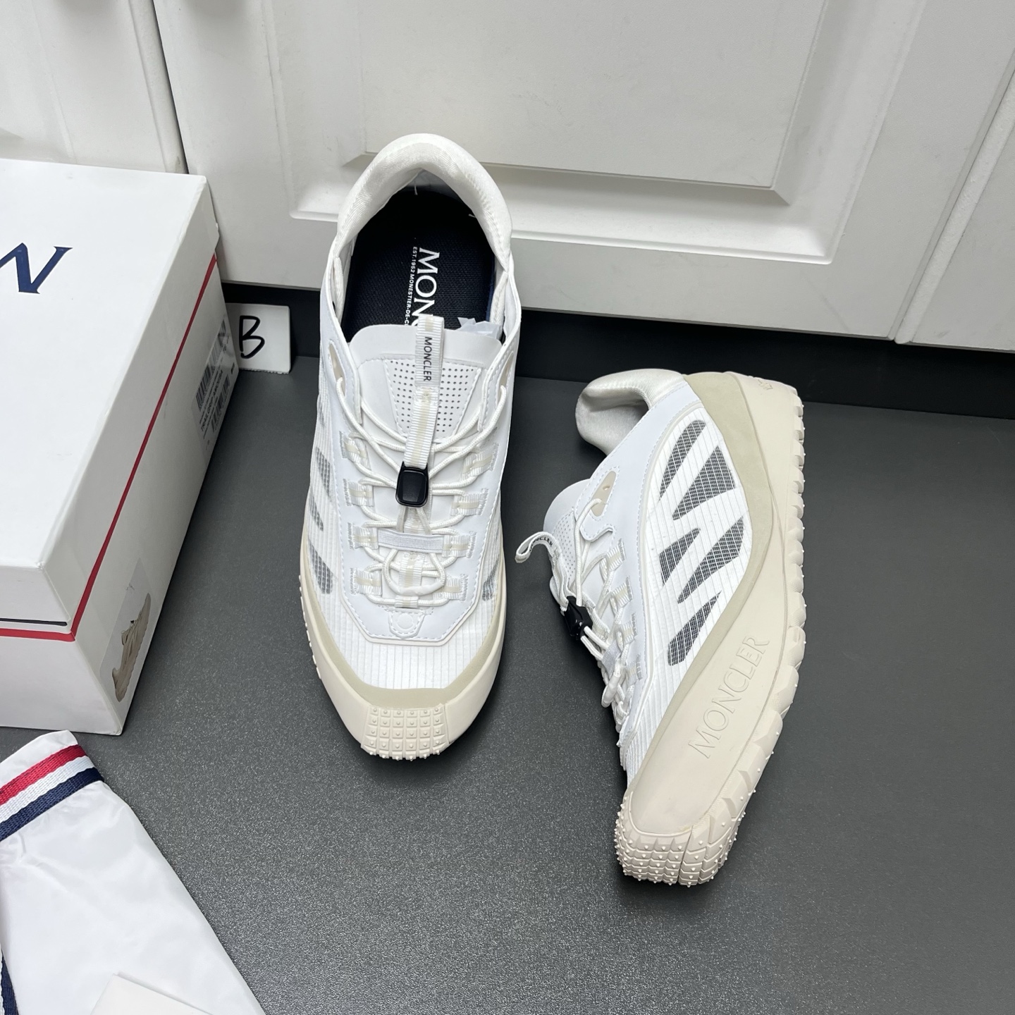 NO:956318,Moncler's new Men's Men's Trailgrip LP casual sneakers have arrived. They are specially designed to be close to the outdoors. The lightness from the mountains is integrated into the smooth cowhide split leather structure.  This low-cut silhouette revitalizes the iconic shoe. It is light and flexible. It is made of cow split leather and soft fabrics. It has a classic 'M' brand logo on the outer waist. It is personalized without being monotonous. The two-color elastic band is used in the lace-up position to add a fashionable touch. It is paired with a shock-absorbing EVA midsole for support.  Maintain smooth and free movement. The washable OrthoLite insole provides a transparent and long-lasting cushioning effect. The 35mm high rubber sole brings grip specially designed for varied terrains, adding a finishing touch to the shoes. It is versatile and practical. It is one of the first-choice items. Welcome to order.  Size: 39/40/41/42/43/44 [38/45 customized],, loro piana, Moncler, sneakers19860909Moncler蒙口新款到货,Trailgrip LP男士休闲运动鞋专为贴近户外而设计,来自山野的轻盈感融入流畅的牛剖层革结构. 这款以低帮廓形令标志性鞋履重焕活力,轻盈柔韧,采用牛剖层革与柔软的面料,外腰经典“M”品牌大logo,个性又不单调,系带位置选用双色松紧带更添时尚气息,搭配减震EVA中底,支持流畅自如活动.可清洗的OrthoLite鞋垫提供通透持久的缓冲效果,高35mm橡胶鞋底带来专为多变地形设计的抓地力,为鞋履增添点睛之笔,百搭又适用,首选单品之一,欢迎订购. 码数: 39/40/41/42/43/44【38/45定做】,,loro piana,Moncler,sneakers,Men's shoes
