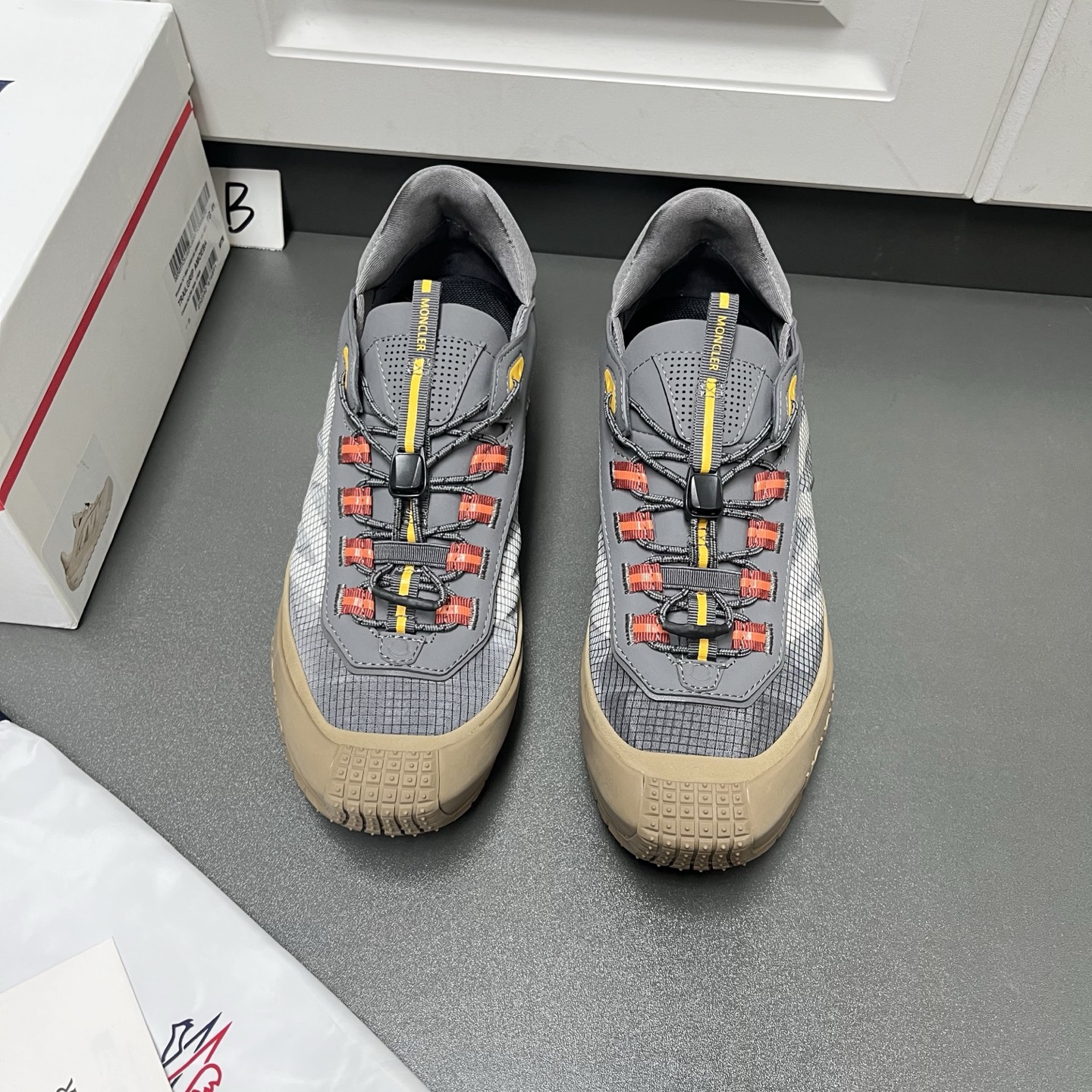 NO:956333,Moncler's new Men's Men's Trailgrip LP casual sneakers have arrived. They are specially designed to be close to the outdoors. The lightness from the mountains is integrated into the smooth cowhide split leather structure.  This low-cut silhouette revitalizes the iconic shoe. It is light and flexible. It is made of cow split leather and soft fabrics. It has a classic 'M' brand logo on the outer waist. It is personalized without being monotonous. The two-color elastic band is used in the lace-up position to add a fashionable touch. It is paired with a shock-absorbing EVA midsole for support.  Maintain smooth and free movement. The washable OrthoLite insole provides a transparent and long-lasting cushioning effect. The 35mm high rubber sole brings grip specially designed for varied terrains, adding a finishing touch to the shoes. It is versatile and practical. It is one of the first-choice items. Welcome to order.  Size: 39/40/41/42/43/44 [38/45 customized],, loro piana, Moncler, sneakers19860909Moncler蒙口新款到货,Trailgrip LP男士休闲运动鞋专为贴近户外而设计,来自山野的轻盈感融入流畅的牛剖层革结构. 这款以低帮廓形令标志性鞋履重焕活力,轻盈柔韧,采用牛剖层革与柔软的面料,外腰经典“M”品牌大logo,个性又不单调,系带位置选用双色松紧带更添时尚气息,搭配减震EVA中底,支持流畅自如活动.可清洗的OrthoLite鞋垫提供通透持久的缓冲效果,高35mm橡胶鞋底带来专为多变地形设计的抓地力,为鞋履增添点睛之笔,百搭又适用,首选单品之一,欢迎订购. 码数: 39/40/41/42/43/44【38/45定做】,,loro piana,Moncler,sneakers,Men's shoes