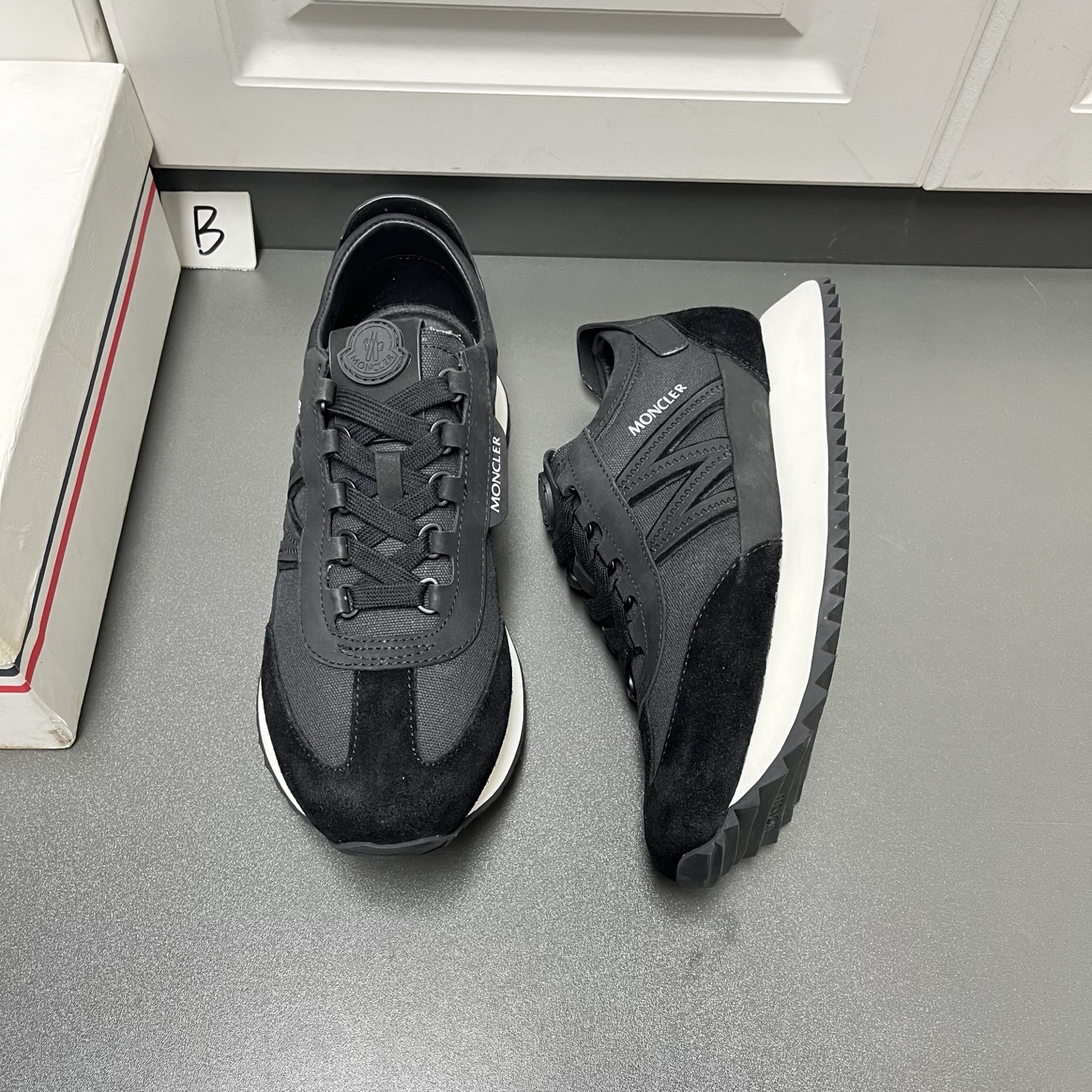 NO:852267,Moncler's latest spring and summer Pacey series of men's shoes are lace-up and available in four colors. This casual sports shoe is lightweight and flexible, highlighting urban style. It is designed in a low-top style. It is made of customized cow suede + fabric and decorated with eye-catching logos and M-shaped details. The mesh and insole surface are made of high-quality linings that are breathable and non-slip. Lightweight TPU midsole. Rubberized PU bottom. The sole height is 3.5 cm. It is lightweight and comfortable. It is a versatile choice. Welcome to order.  Leather shoe size: 39/40/41/42/43/44 (customized at 38.45), Moncler, sneakers19860909Moncler盟可睐、最新春夏款Pacey系列男鞋 系带款,四色可选. 这款休闲运动鞋轻巧灵活,彰显都市风格,低帮款式设计,采用定制牛反绒+织物制成,饰有醒目标识和M字形细节,网眼和鞋垫面精选优质衬里透气还防滑 轻盈TPU中底 橡胶处理PU底面 底高3.5厘米轻便又舒适,各种百搭首选款,欢迎订购. 皮鞋码数:39/40/41/42/43/44（38.45订做）,,Moncler,sneakers,Men's shoes