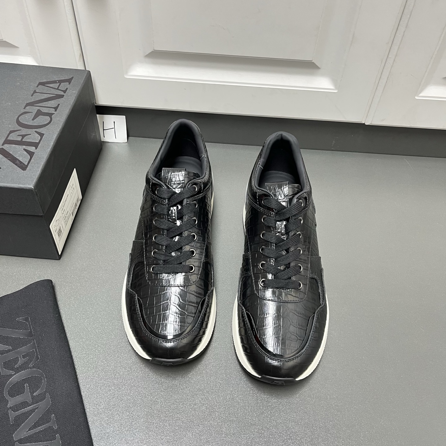 NO:852255,Zegna men's new Yumay low-cut lace-up casual sneakers, available in 5 colors. This model is made of custom-made smooth calfskin imported from Italy, with geometric cutting and segmentation. The toe is embedded with bright leather details, with clear layers and classic sports style. It is equipped with a two-color rubber sole, a contrasting rubber decorative half-wrap on the heel, a full cowhide lining and foot pads. The upper foot is comfortable and breathable, full of personality, and comes with a full set of original packaging!  Leather shoe size: 39/40/41/42/43/44 [45 can be customized],,zegna,sneakers,cowhide19860909Zegna杰尼亚 男士新款Yumay低帮系带休闲运动鞋,5色有货 这款采用意大利进口定制光滑小牛皮、几何裁剪分割,鞋头嵌入亮色皮革细节,层次分明,经典运动风格,搭配双色橡胶鞋底,后跟撞色橡胶装饰半包裹,全牛皮内里及垫脚,上脚舒适透气,个性十足,配全套原包装！ 皮鞋码数:39/40/41/42/43/44【45可定做】,,zegna,sneakers,cowhide,Men's shoes