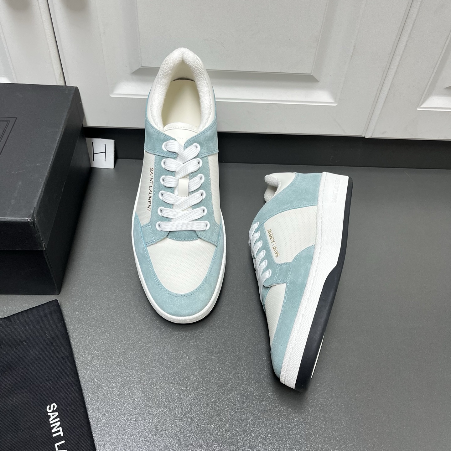 NO:852244,SAINT LAURENT SL61 series men's leather sneakers, low-top casual sports shoes. Made of customized soft calfskin, elk suede stitching, smooth calfskin fine punching details, golden SAINT LAURENT logo on the heel and outside, exquisite stitching, exquisite workmanship, visible details, with towel lining, gold label cowhide feet, comfortable and breathable, color-blocked rubber outsole, fashionable upper foot, non-slip and wear-resistant, welcome to order.  Leather shoe size: 39/40/41/42/43/44 [45 can be customized], saint laurent, saint laurent, sneakers, cowhide19860909SAINT LAURENT圣罗兰 SL61系列男士皮革板鞋低帮休闲运动鞋 这款采用定制柔软小牛皮,麋绒牛反绒拼接制成,光滑小牛皮细密冲孔细节,鞋后跟及外侧饰以金色SAINT LAURENT标志,精致缝线,精工打造,细节看得见,搭配毛巾内里,金标牛皮垫脚,舒适透气,拼色橡胶大底,上脚时尚洋气,防滑耐磨,欢迎订购. 皮鞋码数: 39/40/41/42/43/44【45可定制】,,saint laurent,saint laurent,sneakers,cowhide,Men's shoes