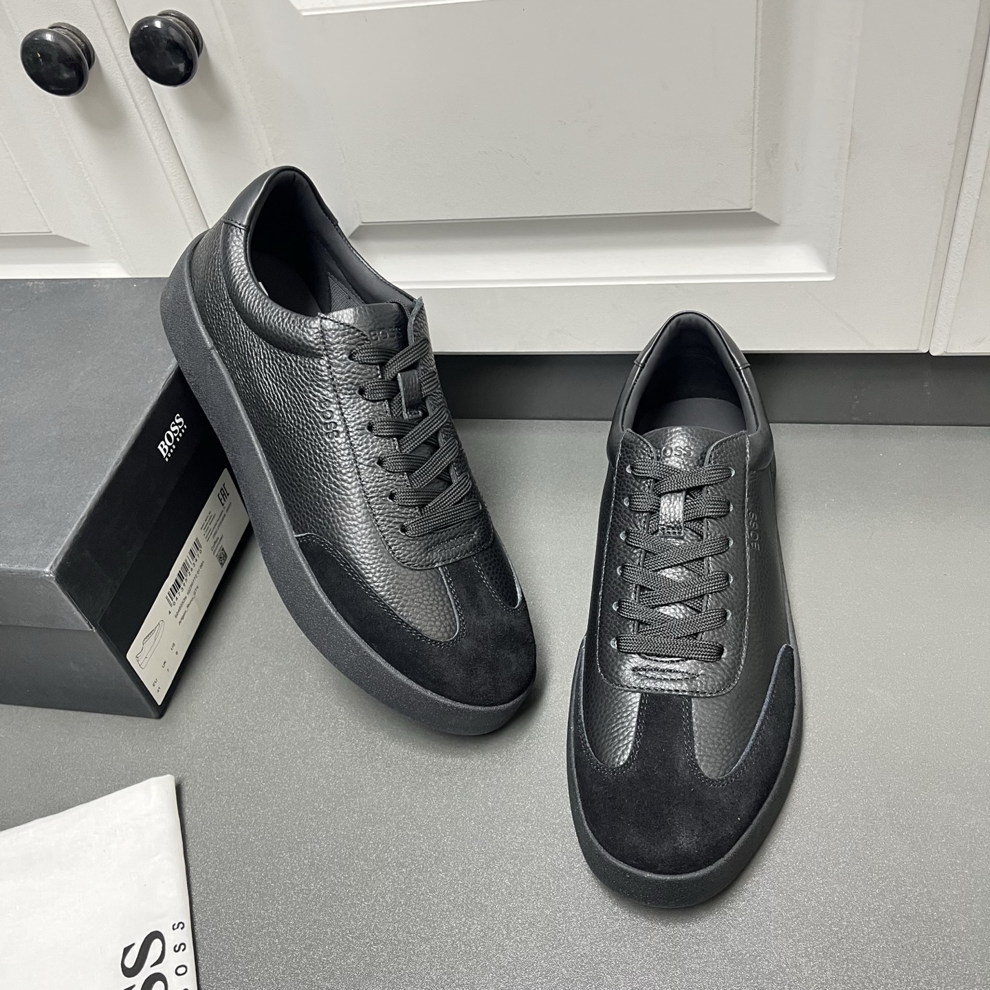 NO:852232,BOSS ~ Men's Lace-up ~ Leather Casual Sports Shoes This model is made of custom pebbled calfskin and elk cowhide two-layer cowhide leather. It has a classic casual sports silhouette, with logo details embossed on the tongue and outside. The heel is wrapped in smooth calfskin and decorated with a three-color embroidered logo. It is equipped with a non-slip and wear-resistant rubber outsole. It is lightweight and comfortable. It has a fabric cowhide mixed lining and large logo cowhide foot pads. The upper foot is comfortable and breathable. It comes with a dust bag in the original box!  Leather shoe size: 39/40/41/42/43/44 [45/46 customized],,sneakers,cowhide19860909BOSS博斯～男士系带～皮革休闲运动鞋 这款采用定制荔枝纹小牛皮和麋绒牛二层牛皮皮革制成,经典休闲运动版型,鞋舌及外侧压印logo标识细节,后跟光滑小牛皮包裹并饰以三色刺绣标识,搭配防滑耐磨橡胶大底,轻便舒适,织物牛皮混合内里,大号徽标牛皮垫脚,上脚舒适透气,配原盒包装防尘袋！ 皮鞋码数:39/40/41/42/43/44【45/46定做】,,sneakers,cowhide,Men's shoes