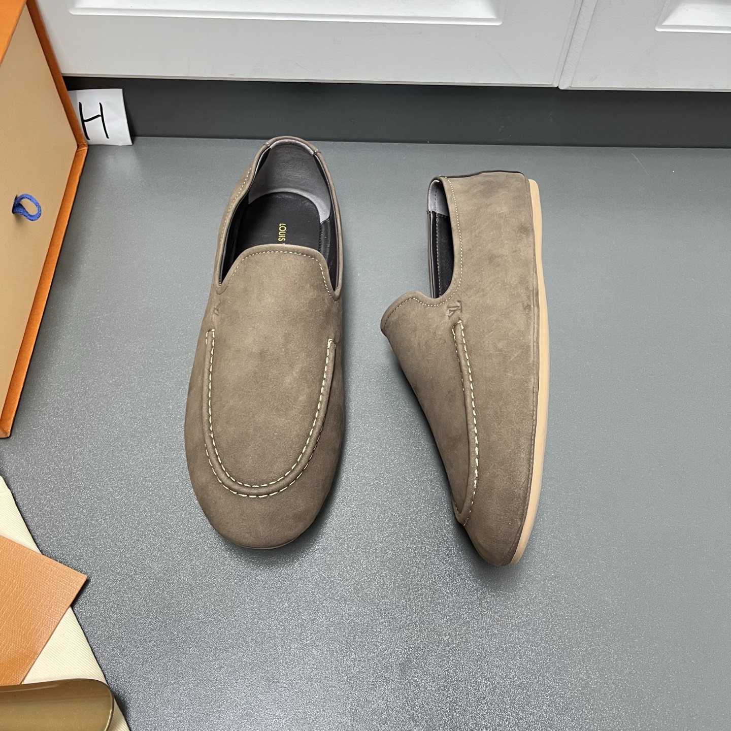 NO:956244,The new model is here, LV HORIZON men's slip-on sandals are on sale. This sandal combines light texture and flexible foot feel, making it a comfortable choice for elegant travelers. The upper is cut from soft nubuck cow leather, and its velvet touch complements the embossed LV letters. The traditional Sacchetto craftsmanship highlights the brand's long-standing shoemaking heritage. Full cowhide lining and foot pads, with light rubber soles, the sole ridges are decorated with Damier patterns, making it light, comfortable and breathable!  Leather shoe size: 39/40/41/42/43/44 [45 can be customized],, louis vuitton, cowhide19860909新款来了,LV HORIZON男士便鞋凉拖出货 这款凉拖结合轻盈质地与柔韧脚感,成就优雅旅者的舒适之选.采用柔软正绒面牛皮革裁出鞋面,其丝绒触感与 LV 字母压纹相得益彰.传统 Sacchetto工艺彰显品牌的悠远制鞋传承.全牛皮内里和垫脚,搭配轻薄橡胶鞋底,鞋底凸纹饰有 Damier 图案,上脚轻便舒适透气！ 皮鞋码数: 39/40/41/42/43/44【45可定做】,,louis vuitton,cowhide,Men's shoes