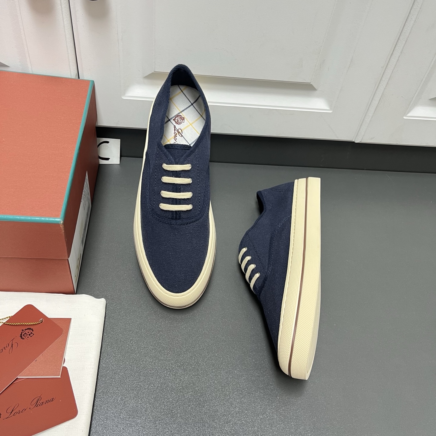 NO:956281,New LPNantucketWalk Men's Casual Sports Shoes Old Money Canvas Men's Shoes Three Colors Available  This timeless design exudes the calmness of a classic nautical style, making it ideal for relaxed and casual looks. Crafted from fine yet tough cotton-blend raw canvas, it's lightweight and breathable. The details include tonal topstitching, retro silver eyelets, and two pairs of cotton laces, one matching the color of the sole and the other matching the color of the upper, so you can switch between them to create a variety of styling options.  The tongue and insole are decorated with logo embroidery lace-up closure, Solaire linen footbed, rubber anti-slip sole with Belt pattern and stripes, light and comfortable. Leather shoe size: 39/40/41/42/43/44 (45 can be customized), loro piana, sneakers19860909新款LPNantucketWalk男士休闲运动鞋老钱风帆布男鞋 三色有货 这款采用隽永设计,散发经典航海风格的从容气息,是打造轻松休闲造型的理想之选.采用精致而坚韧的棉质混纺原色帆布匠心打造,质地轻盈透气.考究细节经过精心设计同色系明缝线,复古银色鞋眼,以及两副棉质鞋带一套与鞋底配色相呼应,另一套与鞋面色调一致,可随心切换,演绎多样造型选择. 鞋舌和鞋垫饰以徽标刺绣系带开合,Solaire亚麻鞋床,饰以Belt图案带条纹的橡胶防滑鞋底,轻便舒适. 皮鞋码数: 39/40/41/42/43/44（45可订做）,,loro piana,sneakers,Men's shoes