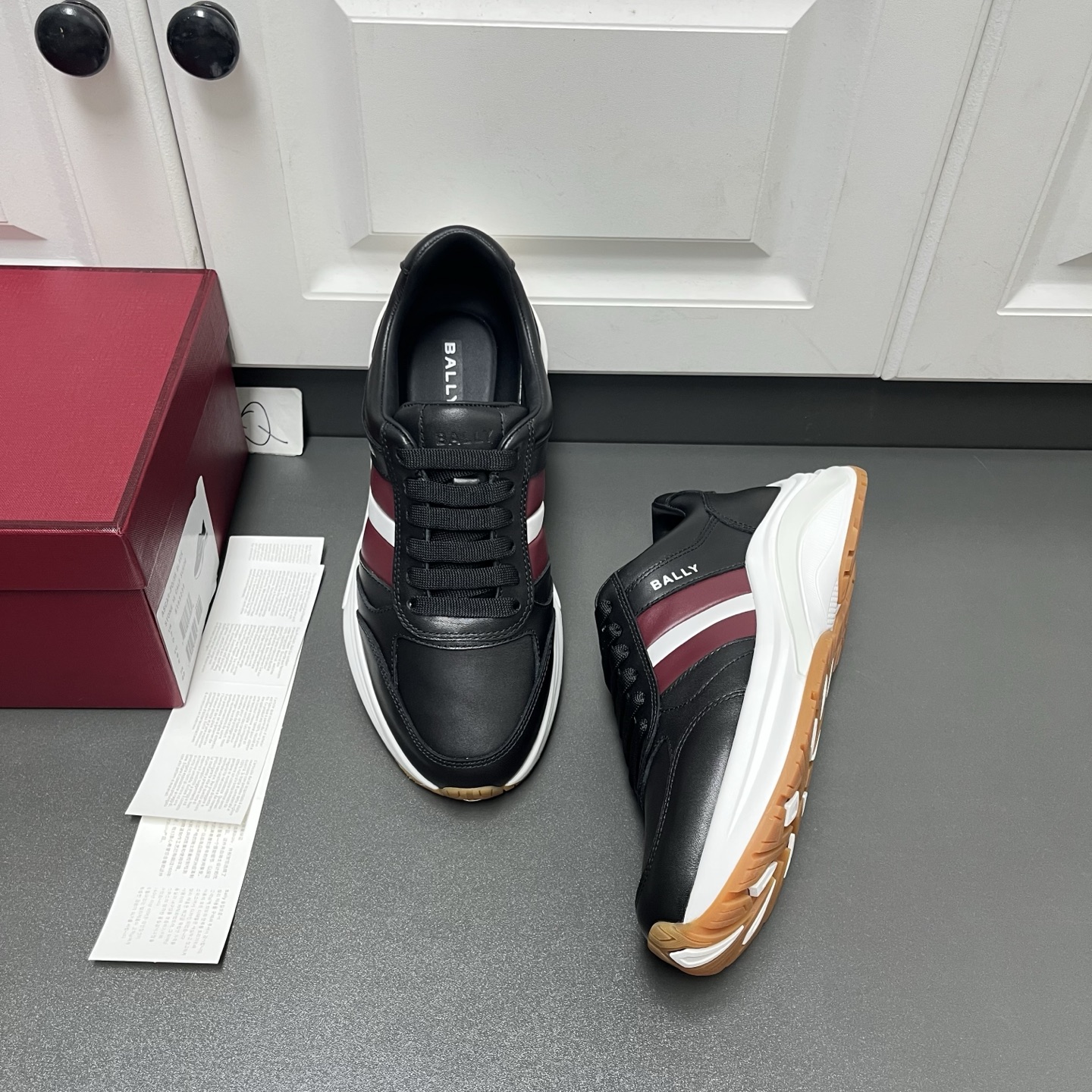 NO:956005,Bally's new model is here, leather casual sports shoes for men. This model is made of imported top-layer calfskin. It has a classic running shoe shape. It is decorated with B's classic red and white striped leather logo on both sides. The Bally letter logo is embellished with silk screen printing on the outside and tongue. It is fully personalized and highly recognizable. It is equipped with logo cowhide feet, cowhide lining, and a two-color rubber outsole. The upper foot is extremely comfortable and the texture is visible. Leather shoe size: 39/40/41/42/43/44  Original box packaging, bally, cowhide19860909Bally巴利新款来了,皮革休闲运动男鞋 这款采用进口头层小牛皮面制成,经典运行鞋版型,两侧饰有B家经典红白条纹皮革标识,外侧及鞋舌丝印Bally字母标志点缀,个性化十足,辨识度极高,配徽标牛皮垫脚,牛皮内里,搭配双色橡胶大底,上脚极度舒适,质感可见. 皮鞋码数: 39/40/41/42/43/44 原盒包装,,bally,cowhide,Men's shoes