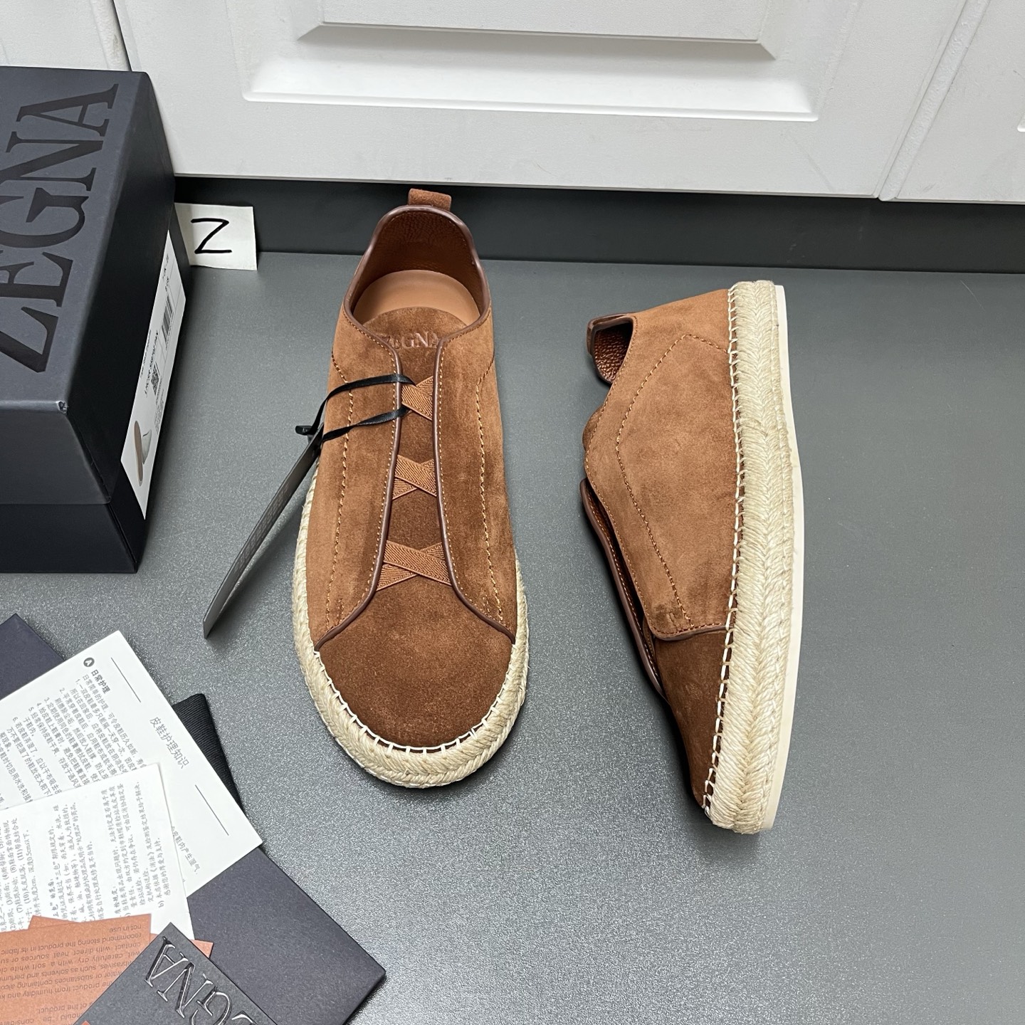 NO:955989,Ermenegildo Zegna Suede TRIPLE STITCH Luxury Casual Shoes This Corteccia Oasi Suede Triple Stitch Luxurious casual shoes are lightweight and use unexpected material combinations to create unique and fashionable shoes. The classic rope midsole in a flat sandal style is paired with a fine suede upper and a lightweight rubber sole. Ermenegildo Zegna's signature triple cross elastic detail ensures a perfect fit and is reminiscent of the traditional hand-stitching of the brand's tailoring jackets, paying homage to Ermenegildo Zegna's heritage of craftsmanship. Triple Stitch Sneakers can bring a more comfortable, versatile and fashionable wearing experience. At the same time, they are the iconic products of Zegna modern clothing. The shoes adopt a comfortable slip-on style and are embellished with the eponymous triple cross detail inspired by Zegna's tailoring and hand-stitching. Each shoe style is made of different high-quality materials and equipped with light and flexible soles. Version and product details: Cross elastic design, suede suede fabric, tonal cowhide fabric shovel thin lining, calfskin insole. Sanitized removable memory footbed. Midsole seam lasting method, natural hemp rope midsole, and natural rubber sole add a modern and dynamic atmosphere to this casual shoe. Product code LHCSR-S5970Z-TDM Made in Italy. Leather shoe size: 39/40/41/42/43/44 (45 can be customized),,zegna,sandals,sneakers,jackets & coats,cowhide,chamois leather19860909Ermenegildo Zegna 杰尼亚 绒面革 TRIPLE STITCH 奢华休闲鞋 这款 Corteccia Oasi 麂皮 Triple Stitch 奢华休闲鞋质感轻盈,运用意想不到的材质组合,打造别出心裁的时尚鞋履.采用平底凉鞋款型的经典绳编中底,配以细腻绒面革鞋面和轻盈橡胶鞋底.杰尼亚标志性三重交叉松紧细节确保穿着贴合,同时令人联想到品牌精裁夹克的传统手工缝制工艺,致敬杰尼亚的精湛工艺传承. Triple Stitch 运动鞋都能带来更舒适、更百搭、更时尚的穿着体验.同时又是杰尼亚现代服饰的标志性产品.鞋履采用舒适的套穿款式,点缀灵感源自杰尼亚精裁手工缝线的同名三交叉细节,各个鞋款甄选不同精良材质精制而成,同时配以轻盈灵活的鞋底. 版型和产品细节: 交叉松紧设计,麂皮绒面革面料,同色调牛皮面料铲薄内裡,小牛皮鞋垫.Sanitized 可拆卸记忆鞋床.中底缝线套楦做法,天然麻绳中底 ,天然橡胶鞋底为这款休闲鞋增添现代动感气息. 产品代码 LHCSR-S5970Z-TDM 意大利制造. 皮鞋尺码: 39/40/41/42/43/44（45可订做）,,zegna,sandals,sneakers,jackets & coats,cowhide,chamois leather,Men's shoes