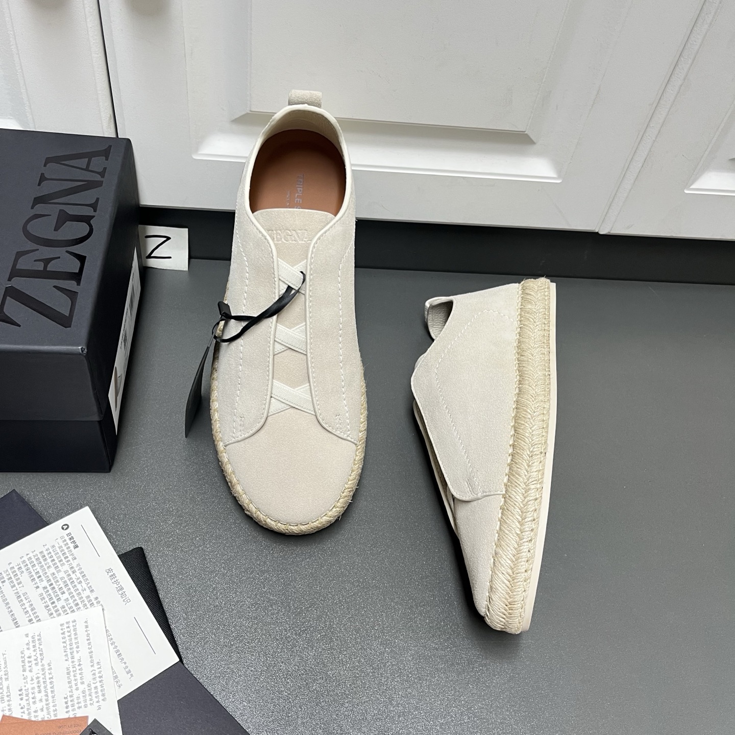 NO:956003,Ermenegildo Zegna Suede TRIPLE STITCH Luxury Casual Shoes This Corteccia Oasi Suede Triple Stitch Luxurious casual shoes are lightweight and use unexpected material combinations to create unique and fashionable shoes. The classic rope midsole in a flat sandal style is paired with a fine suede upper and a lightweight rubber sole. Ermenegildo Zegna's signature triple cross elastic detail ensures a perfect fit and is reminiscent of the traditional hand-stitching of the brand's tailoring jackets, paying homage to Ermenegildo Zegna's heritage of craftsmanship. Triple Stitch Sneakers can bring a more comfortable, versatile and fashionable wearing experience. At the same time, they are the iconic products of Zegna modern clothing. The shoes adopt a comfortable slip-on style and are embellished with the eponymous triple cross detail inspired by Zegna's tailoring and hand-stitching. Each shoe style is made of different high-quality materials and equipped with light and flexible soles. Version and product details: Cross elastic design, suede suede fabric, tonal cowhide fabric shovel thin lining, calfskin insole. Sanitized removable memory footbed. Midsole seam lasting method, natural hemp rope midsole, and natural rubber sole add a modern and dynamic atmosphere to this casual shoe. Product code LHCSR-S5970Z-TDM Made in Italy. Leather shoe size: 39/40/41/42/43/44 (45 can be customized),,zegna,sandals,sneakers,jackets & coats,cowhide,chamois leather19860909Ermenegildo Zegna 杰尼亚 绒面革 TRIPLE STITCH 奢华休闲鞋 这款 Corteccia Oasi 麂皮 Triple Stitch 奢华休闲鞋质感轻盈,运用意想不到的材质组合,打造别出心裁的时尚鞋履.采用平底凉鞋款型的经典绳编中底,配以细腻绒面革鞋面和轻盈橡胶鞋底.杰尼亚标志性三重交叉松紧细节确保穿着贴合,同时令人联想到品牌精裁夹克的传统手工缝制工艺,致敬杰尼亚的精湛工艺传承. Triple Stitch 运动鞋都能带来更舒适、更百搭、更时尚的穿着体验.同时又是杰尼亚现代服饰的标志性产品.鞋履采用舒适的套穿款式,点缀灵感源自杰尼亚精裁手工缝线的同名三交叉细节,各个鞋款甄选不同精良材质精制而成,同时配以轻盈灵活的鞋底. 版型和产品细节: 交叉松紧设计,麂皮绒面革面料,同色调牛皮面料铲薄内裡,小牛皮鞋垫.Sanitized 可拆卸记忆鞋床.中底缝线套楦做法,天然麻绳中底 ,天然橡胶鞋底为这款休闲鞋增添现代动感气息. 产品代码 LHCSR-S5970Z-TDM 意大利制造. 皮鞋尺码: 39/40/41/42/43/44（45可订做）,,zegna,sandals,sneakers,jackets & coats,cowhide,chamois leather,Men's shoes