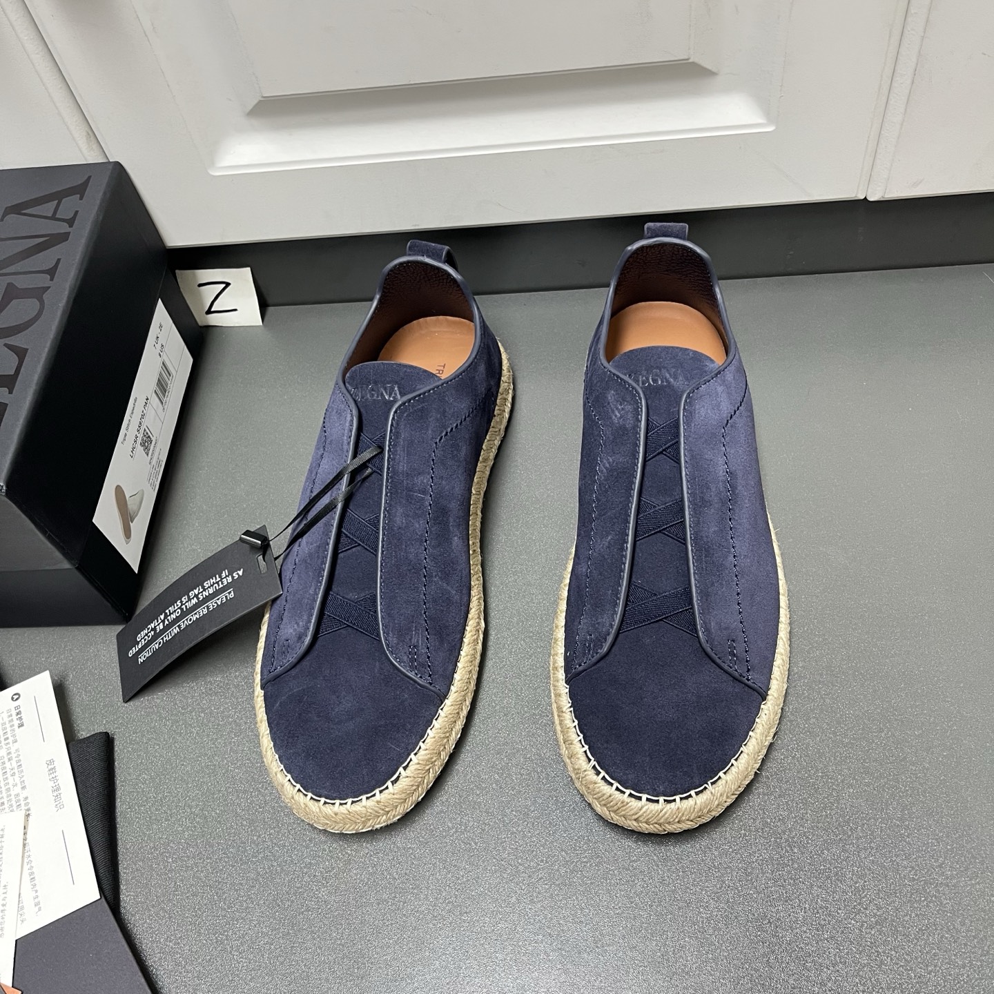 NO:956017,Ermenegildo Zegna Suede TRIPLE STITCH Luxury Casual Shoes This Corteccia Oasi Suede Triple Stitch Luxurious casual shoes are lightweight and use unexpected material combinations to create unique and fashionable shoes. The classic rope midsole in a flat sandal style is paired with a fine suede upper and a lightweight rubber sole. Ermenegildo Zegna's signature triple cross elastic detail ensures a perfect fit and is reminiscent of the traditional hand-stitching of the brand's tailoring jackets, paying homage to Ermenegildo Zegna's heritage of craftsmanship. Triple Stitch Sneakers can bring a more comfortable, versatile and fashionable wearing experience. At the same time, they are the iconic products of Zegna modern clothing. The shoes adopt a comfortable slip-on style and are embellished with the eponymous triple cross detail inspired by Zegna's tailoring and hand-stitching. Each shoe style is made of different high-quality materials and equipped with light and flexible soles. Version and product details: Cross elastic design, suede suede fabric, tonal cowhide fabric shovel thin lining, calfskin insole. Sanitized removable memory footbed. Midsole seam lasting method, natural hemp rope midsole, and natural rubber sole add a modern and dynamic atmosphere to this casual shoe. Product code LHCSR-S5970Z-TDM Made in Italy. Leather shoe size: 39/40/41/42/43/44 (45 can be customized),,zegna,sandals,sneakers,jackets & coats,cowhide,chamois leather19860909Ermenegildo Zegna 杰尼亚 绒面革 TRIPLE STITCH 奢华休闲鞋 这款 Corteccia Oasi 麂皮 Triple Stitch 奢华休闲鞋质感轻盈,运用意想不到的材质组合,打造别出心裁的时尚鞋履.采用平底凉鞋款型的经典绳编中底,配以细腻绒面革鞋面和轻盈橡胶鞋底.杰尼亚标志性三重交叉松紧细节确保穿着贴合,同时令人联想到品牌精裁夹克的传统手工缝制工艺,致敬杰尼亚的精湛工艺传承. Triple Stitch 运动鞋都能带来更舒适、更百搭、更时尚的穿着体验.同时又是杰尼亚现代服饰的标志性产品.鞋履采用舒适的套穿款式,点缀灵感源自杰尼亚精裁手工缝线的同名三交叉细节,各个鞋款甄选不同精良材质精制而成,同时配以轻盈灵活的鞋底. 版型和产品细节: 交叉松紧设计,麂皮绒面革面料,同色调牛皮面料铲薄内裡,小牛皮鞋垫.Sanitized 可拆卸记忆鞋床.中底缝线套楦做法,天然麻绳中底 ,天然橡胶鞋底为这款休闲鞋增添现代动感气息. 产品代码 LHCSR-S5970Z-TDM 意大利制造. 皮鞋尺码: 39/40/41/42/43/44（45可订做）,,zegna,sandals,sneakers,jackets & coats,cowhide,chamois leather,Men's shoes