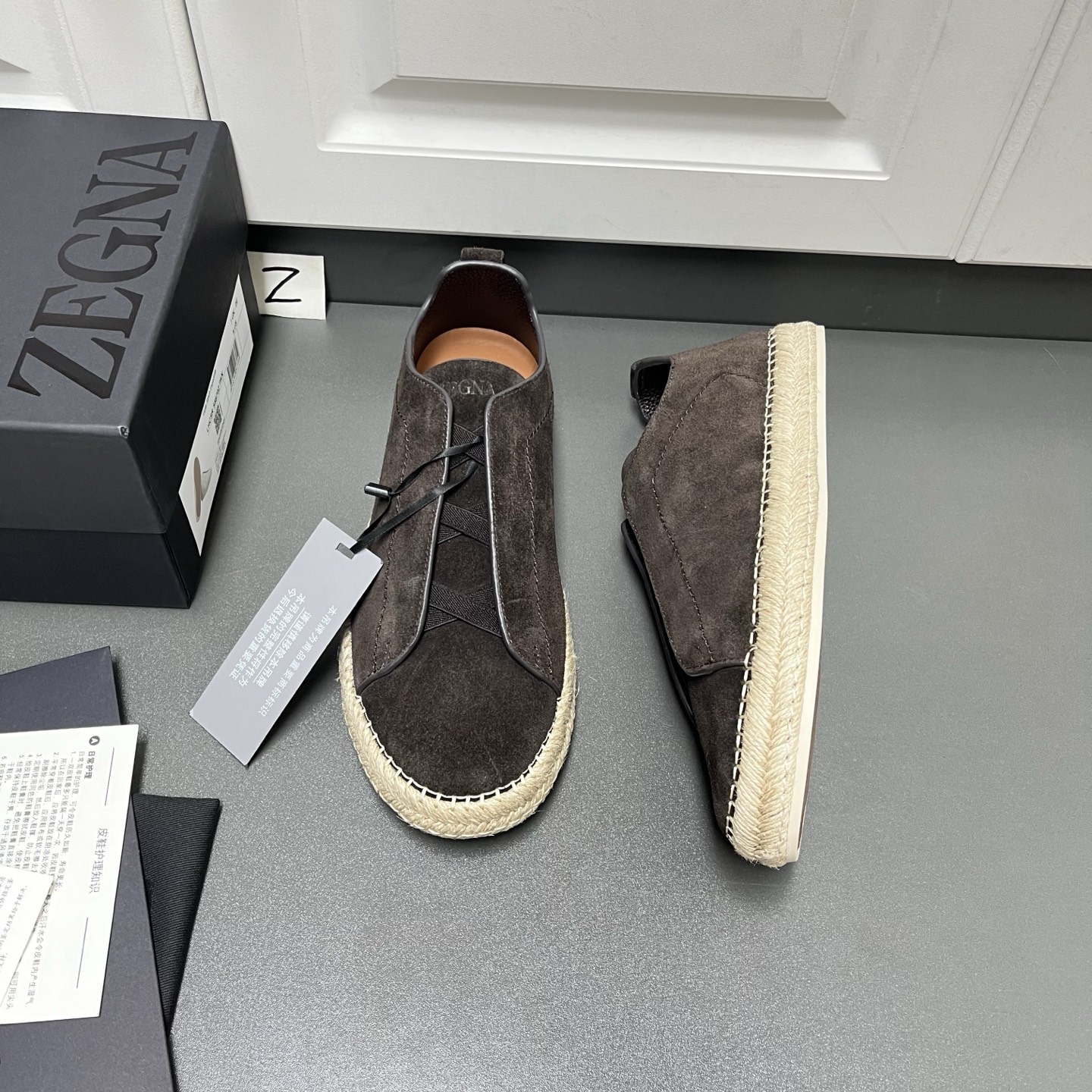 NO:956029,Ermenegildo Zegna Suede TRIPLE STITCH Luxury Casual Shoes This Corteccia Oasi Suede Triple Stitch Luxurious casual shoes are lightweight and use unexpected material combinations to create unique and fashionable shoes. The classic rope midsole in a flat sandal style is paired with a fine suede upper and a lightweight rubber sole. Ermenegildo Zegna's signature triple cross elastic detail ensures a perfect fit and is reminiscent of the traditional hand-stitching of the brand's tailoring jackets, paying homage to Ermenegildo Zegna's heritage of craftsmanship. Triple Stitch Sneakers can bring a more comfortable, versatile and fashionable wearing experience. At the same time, they are the iconic products of Zegna modern clothing. The shoes adopt a comfortable slip-on style and are embellished with the eponymous triple cross detail inspired by Zegna's tailoring and hand-stitching. Each shoe style is made of different high-quality materials and equipped with light and flexible soles. Version and product details: Cross elastic design, suede suede fabric, tonal cowhide fabric shovel thin lining, calfskin insole. Sanitized removable memory footbed. Midsole seam lasting method, natural hemp rope midsole, and natural rubber sole add a modern and dynamic atmosphere to this casual shoe. Product code LHCSR-S5970Z-TDM Made in Italy. Leather shoe size: 39/40/41/42/43/44 (45 can be customized),,zegna,sandals,sneakers,jackets & coats,cowhide,chamois leather19860909Ermenegildo Zegna 杰尼亚 绒面革 TRIPLE STITCH 奢华休闲鞋 这款 Corteccia Oasi 麂皮 Triple Stitch 奢华休闲鞋质感轻盈,运用意想不到的材质组合,打造别出心裁的时尚鞋履.采用平底凉鞋款型的经典绳编中底,配以细腻绒面革鞋面和轻盈橡胶鞋底.杰尼亚标志性三重交叉松紧细节确保穿着贴合,同时令人联想到品牌精裁夹克的传统手工缝制工艺,致敬杰尼亚的精湛工艺传承. Triple Stitch 运动鞋都能带来更舒适、更百搭、更时尚的穿着体验.同时又是杰尼亚现代服饰的标志性产品.鞋履采用舒适的套穿款式,点缀灵感源自杰尼亚精裁手工缝线的同名三交叉细节,各个鞋款甄选不同精良材质精制而成,同时配以轻盈灵活的鞋底. 版型和产品细节: 交叉松紧设计,麂皮绒面革面料,同色调牛皮面料铲薄内裡,小牛皮鞋垫.Sanitized 可拆卸记忆鞋床.中底缝线套楦做法,天然麻绳中底 ,天然橡胶鞋底为这款休闲鞋增添现代动感气息. 产品代码 LHCSR-S5970Z-TDM 意大利制造. 皮鞋尺码: 39/40/41/42/43/44（45可订做）,,zegna,sandals,sneakers,jackets & coats,cowhide,chamois leather,Men's shoes