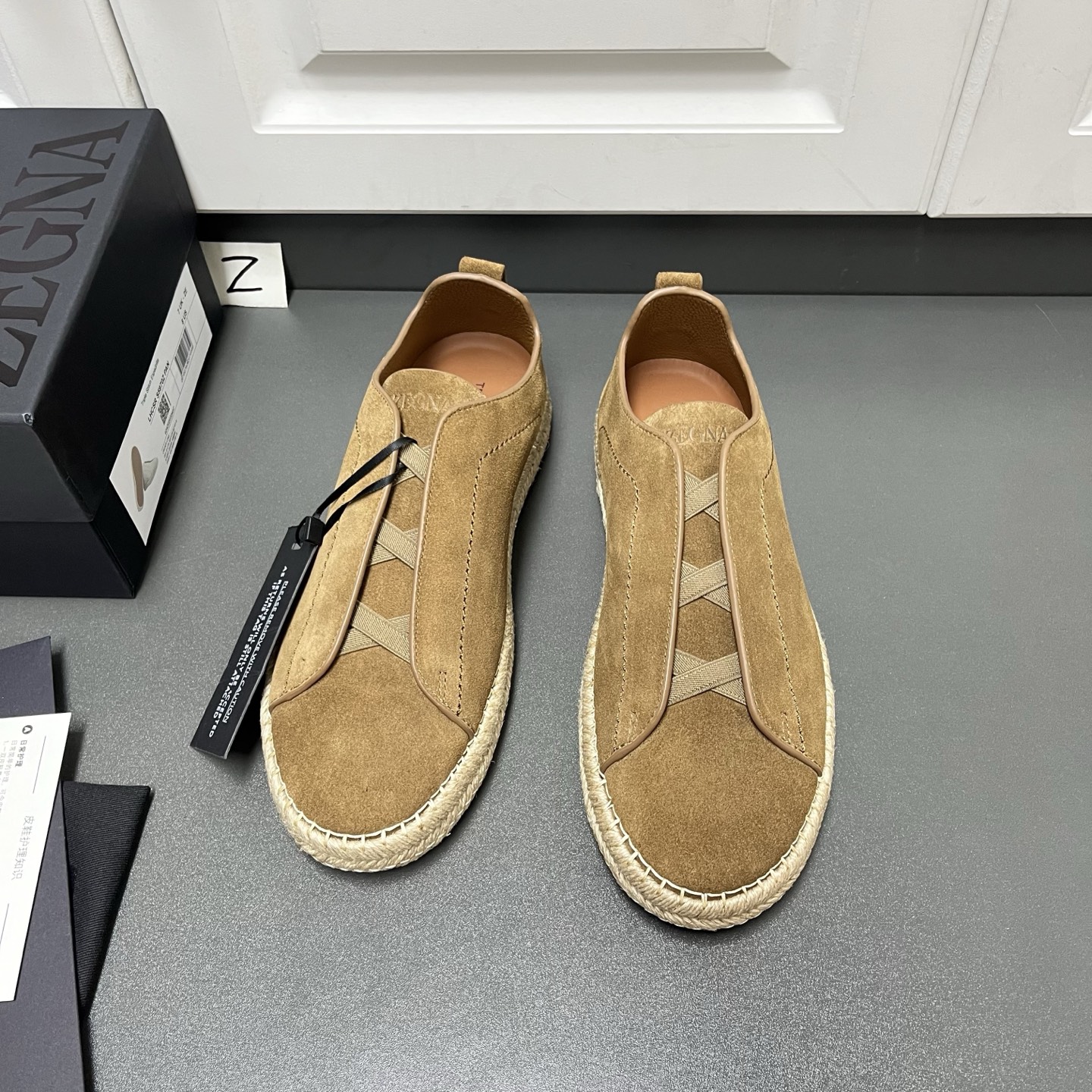 NO:956043,Ermenegildo Zegna Suede TRIPLE STITCH Luxury Casual Shoes This Corteccia Oasi Suede Triple Stitch Luxurious casual shoes are lightweight and use unexpected material combinations to create unique and fashionable shoes. The classic rope midsole in a flat sandal style is paired with a fine suede upper and a lightweight rubber sole. Ermenegildo Zegna's signature triple cross elastic detail ensures a perfect fit and is reminiscent of the traditional hand-stitching of the brand's tailoring jackets, paying homage to Ermenegildo Zegna's heritage of craftsmanship. Triple Stitch Sneakers can bring a more comfortable, versatile and fashionable wearing experience. At the same time, they are the iconic products of Zegna modern clothing. The shoes adopt a comfortable slip-on style and are embellished with the eponymous triple cross detail inspired by Zegna's tailoring and hand-stitching. Each shoe style is made of different high-quality materials and equipped with light and flexible soles. Version and product details: Cross elastic design, suede suede fabric, tonal cowhide fabric shovel thin lining, calfskin insole. Sanitized removable memory footbed. Midsole seam lasting method, natural hemp rope midsole, and natural rubber sole add a modern and dynamic atmosphere to this casual shoe. Product code LHCSR-S5970Z-TDM Made in Italy. Leather shoe size: 39/40/41/42/43/44 (45 can be customized),,zegna,sandals,sneakers,jackets & coats,cowhide,chamois leather19860909Ermenegildo Zegna 杰尼亚 绒面革 TRIPLE STITCH 奢华休闲鞋 这款 Corteccia Oasi 麂皮 Triple Stitch 奢华休闲鞋质感轻盈,运用意想不到的材质组合,打造别出心裁的时尚鞋履.采用平底凉鞋款型的经典绳编中底,配以细腻绒面革鞋面和轻盈橡胶鞋底.杰尼亚标志性三重交叉松紧细节确保穿着贴合,同时令人联想到品牌精裁夹克的传统手工缝制工艺,致敬杰尼亚的精湛工艺传承. Triple Stitch 运动鞋都能带来更舒适、更百搭、更时尚的穿着体验.同时又是杰尼亚现代服饰的标志性产品.鞋履采用舒适的套穿款式,点缀灵感源自杰尼亚精裁手工缝线的同名三交叉细节,各个鞋款甄选不同精良材质精制而成,同时配以轻盈灵活的鞋底. 版型和产品细节: 交叉松紧设计,麂皮绒面革面料,同色调牛皮面料铲薄内裡,小牛皮鞋垫.Sanitized 可拆卸记忆鞋床.中底缝线套楦做法,天然麻绳中底 ,天然橡胶鞋底为这款休闲鞋增添现代动感气息. 产品代码 LHCSR-S5970Z-TDM 意大利制造. 皮鞋尺码: 39/40/41/42/43/44（45可订做）,,zegna,sandals,sneakers,jackets & coats,cowhide,chamois leather,Men's shoes