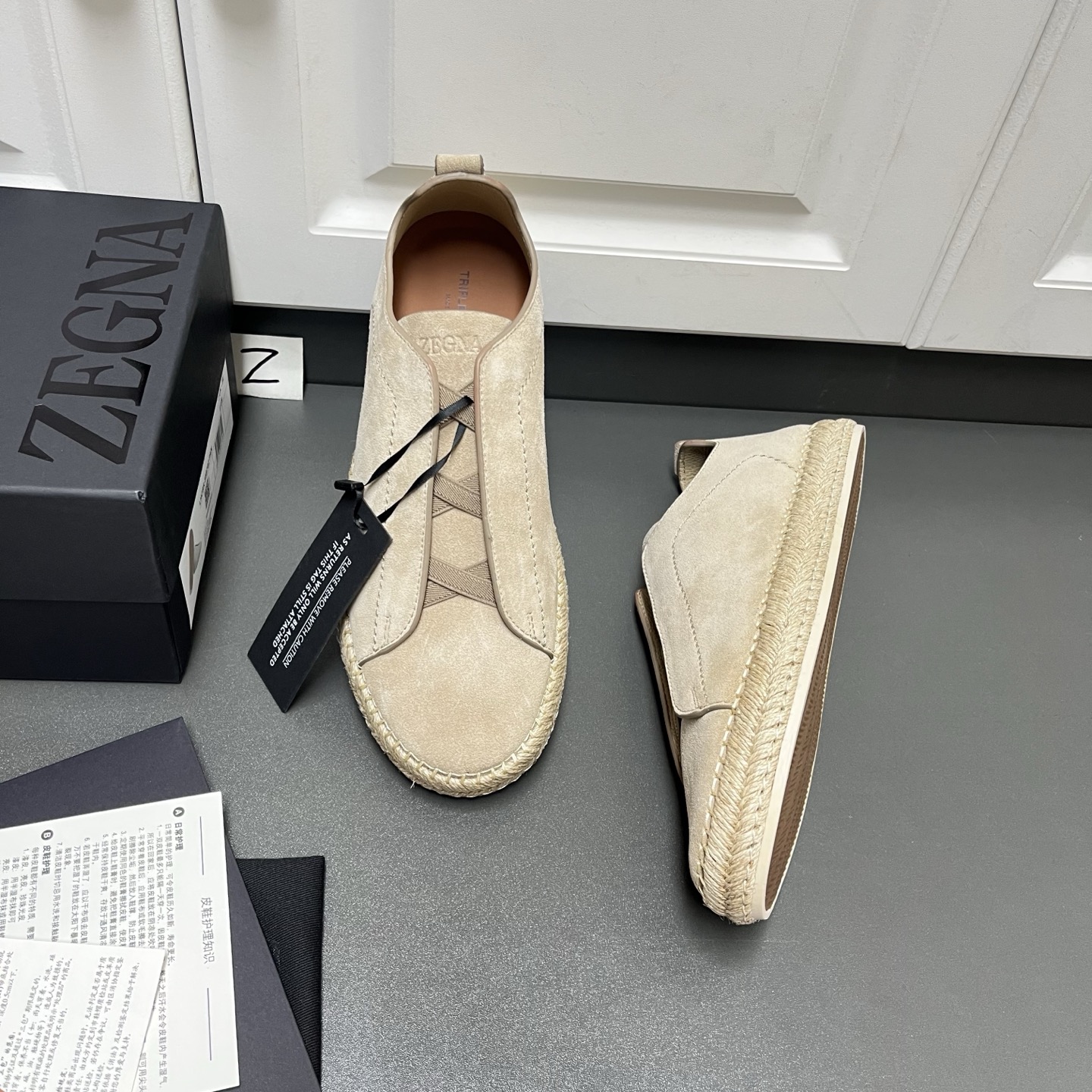 NO:955934,Ermenegildo Zegna Suede TRIPLE STITCH Luxury Casual Shoes This Corteccia Oasi Suede Triple Stitch Luxurious casual shoes are lightweight and use unexpected material combinations to create unique and fashionable shoes. The classic rope midsole in a flat sandal style is paired with a fine suede upper and a lightweight rubber sole. Ermenegildo Zegna's signature triple cross elastic detail ensures a perfect fit and is reminiscent of the traditional hand-stitching of the brand's tailoring jackets, paying homage to Ermenegildo Zegna's heritage of craftsmanship. Triple Stitch Sneakers can bring a more comfortable, versatile and fashionable wearing experience. At the same time, they are the iconic products of Zegna modern clothing. The shoes adopt a comfortable slip-on style and are embellished with the eponymous triple cross detail inspired by Zegna's tailoring and hand-stitching. Each shoe style is made of different high-quality materials and equipped with light and flexible soles. Version and product details: Cross elastic design, suede suede fabric, tonal cowhide fabric shovel thin lining, calfskin insole. Sanitized removable memory footbed. Midsole seam lasting method, natural hemp rope midsole, and natural rubber sole add a modern and dynamic atmosphere to this casual shoe. Product code LHCSR-S5970Z-TDM Made in Italy. Leather shoe size: 39/40/41/42/43/44 (45 can be customized),,zegna,sandals,sneakers,jackets & coats,cowhide,chamois leather19860909Ermenegildo Zegna 杰尼亚 绒面革 TRIPLE STITCH 奢华休闲鞋 这款 Corteccia Oasi 麂皮 Triple Stitch 奢华休闲鞋质感轻盈,运用意想不到的材质组合,打造别出心裁的时尚鞋履.采用平底凉鞋款型的经典绳编中底,配以细腻绒面革鞋面和轻盈橡胶鞋底.杰尼亚标志性三重交叉松紧细节确保穿着贴合,同时令人联想到品牌精裁夹克的传统手工缝制工艺,致敬杰尼亚的精湛工艺传承. Triple Stitch 运动鞋都能带来更舒适、更百搭、更时尚的穿着体验.同时又是杰尼亚现代服饰的标志性产品.鞋履采用舒适的套穿款式,点缀灵感源自杰尼亚精裁手工缝线的同名三交叉细节,各个鞋款甄选不同精良材质精制而成,同时配以轻盈灵活的鞋底. 版型和产品细节: 交叉松紧设计,麂皮绒面革面料,同色调牛皮面料铲薄内裡,小牛皮鞋垫.Sanitized 可拆卸记忆鞋床.中底缝线套楦做法,天然麻绳中底 ,天然橡胶鞋底为这款休闲鞋增添现代动感气息. 产品代码 LHCSR-S5970Z-TDM 意大利制造. 皮鞋尺码: 39/40/41/42/43/44（45可订做）,,zegna,sandals,sneakers,jackets & coats,cowhide,chamois leather,Men's shoes