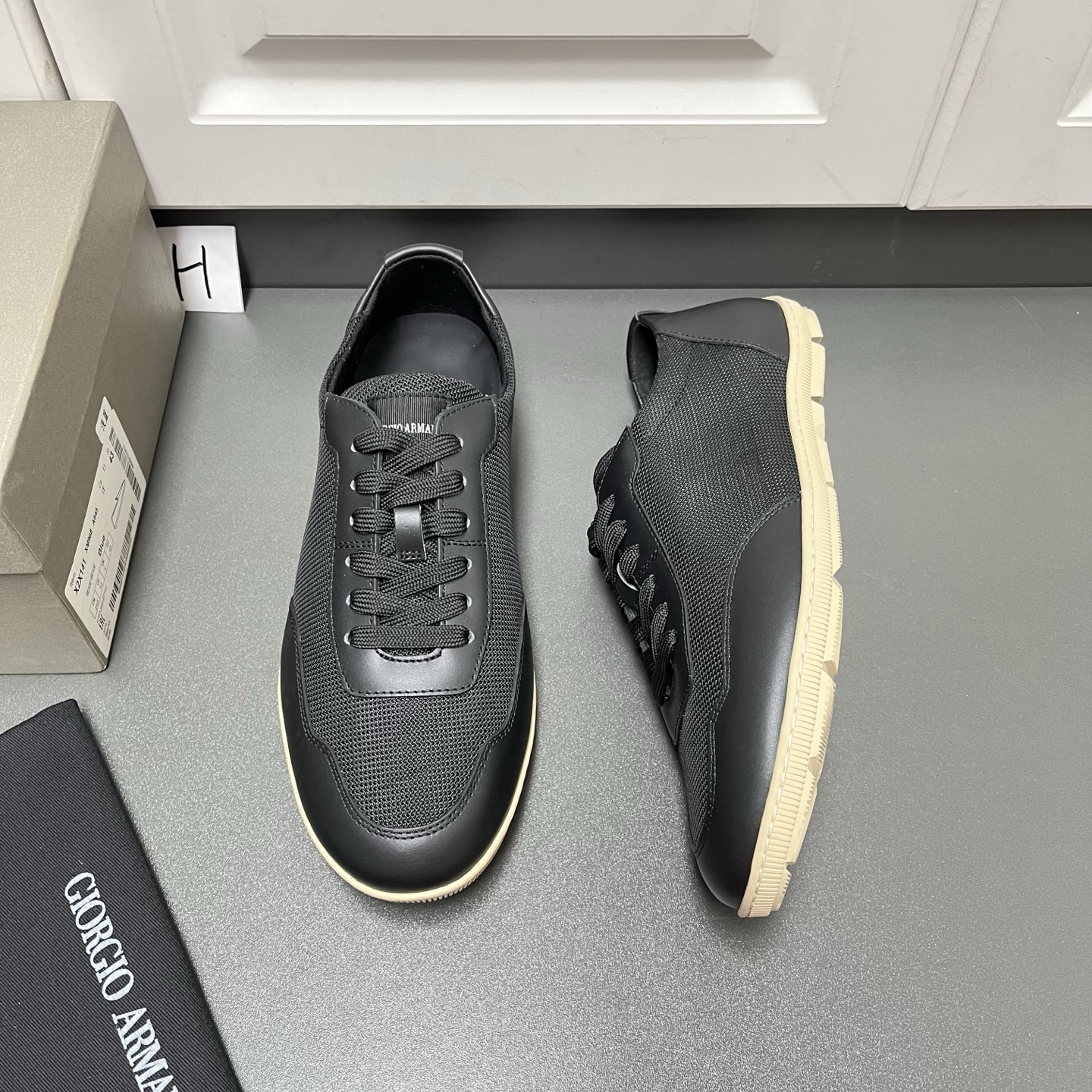 NO:955998,GIORGIO ARMANI men's new flat-soled low-top lace-up casual sports shoes. This GA adopts a lace-up design for easy adjustment of tightness. The low-top shape is simple. It uses smooth calf leather stitching fabric mesh upper. The materials and production processes are very good. The style is simple, fashionable and versatile. The tongue is decorated with the brand's logo webbing logo. The heel is equipped with leather tabs and linen stitching details. It is equipped with a non-slip and wear-resistant rubber flat bottom and an all-cow leather lining for a light and breathable upper foot!  Leather shoe size: 39/40/41/42/43/44 [45 can be customized],,armani,armani,sneakers,cowhide19860909GIORGIO ARMANI乔治阿玛尼 男士新款平底低帮系带休闲运动鞋. 此款GA采用系带设计,方便调节松紧,低帮造型简洁,采用光滑小牛皮拼接织物网眼鞋面,材料到制作工艺非常到位,款式简约时尚百搭,鞋舌饰以品牌log织带标,后跟配有皮革拉袢并点缀亚麻缝线细节,搭配防滑耐磨橡胶平底,全牛皮内里垫脚,上脚轻盈透气！ 皮鞋尺码: 39/40/41/42/43/44【45可定做】,,armani,armani,sneakers,cowhide,Men's shoes