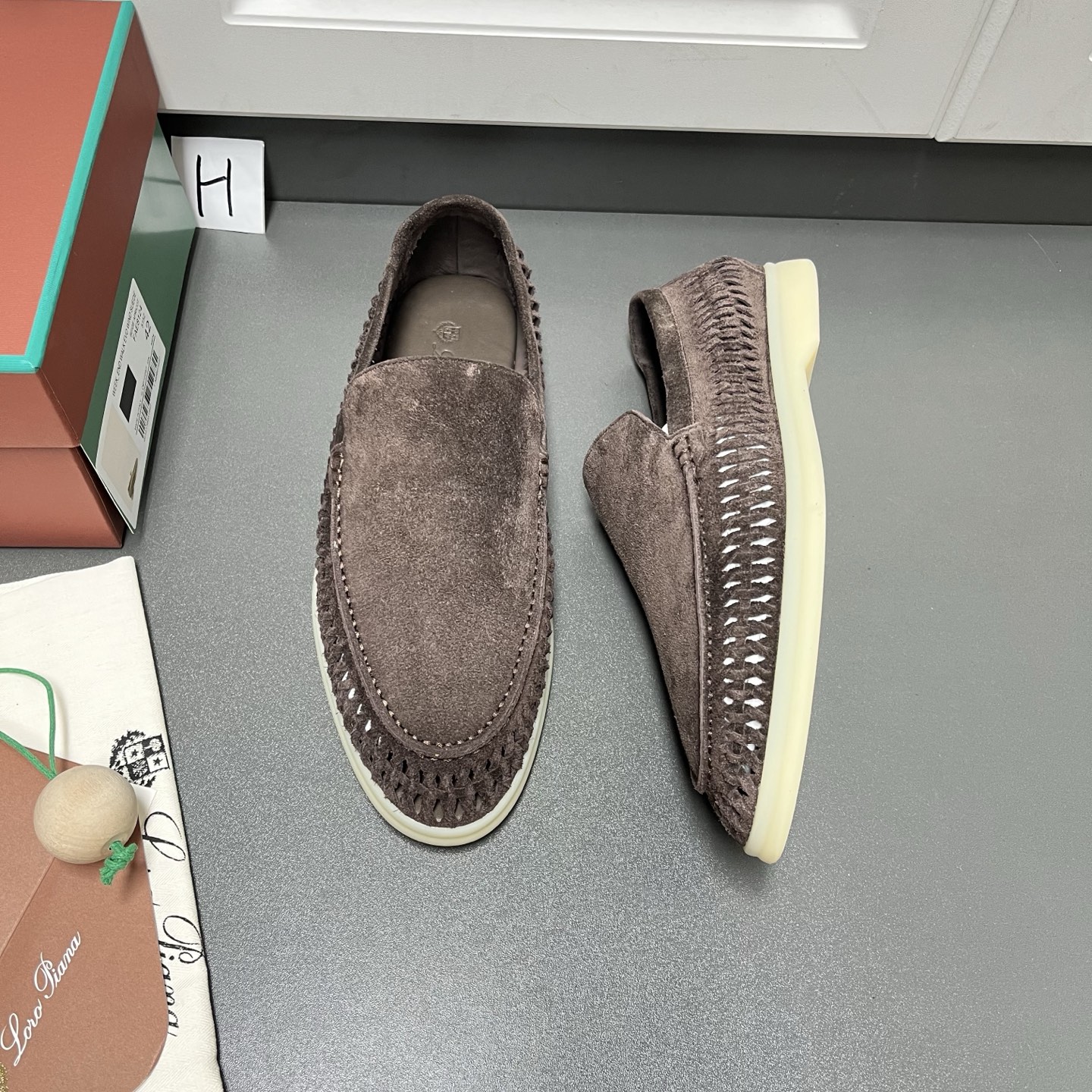 NO:956371,LP's latest men's Summer Walk loafers are designed with Loro Piana's iconic silhouette, showing elegance and calmness in every step!  The upper is made of high-quality suede, which is lightweight and comfortable. The original design was inspired by the yacht deck, and is equipped with a slightly translucent anti-slip rubber sole to avoid leaving marks on the deck. Material: The upper is made of high-quality suede, with hand-stitching on the front, LP embossing on the right foot, a space for the shoe owner's signature on the heel, and a white rubber anti-slip sole.  Note: In order to maintain the shape of your shoes, please use a shoehorn to put them on and take them off, and try not to wear the same pair of shoes for two consecutive days. The color of the uppers and soles may change due to contact with natural substances. This is normal and will make each pair of Loro  Piana shoes are all unique. When cleaning the uppers, just use a slightly damp light-colored cloth. Please use a slightly damp light-colored cloth to clean the soles. Avoid using soap or chemical detergents to clean any part of the shoes. Do not machine wash. When storing, the shoes can be filled with a last or paper and placed in a separate cotton shoe bag. Leather shoe size: 39/40/41/42/43/44 [45 can be customized],, loro piana, loro  piana,loafers19860909LP最新男士夏季乐福鞋Summer Walk乐福鞋采用Loro Piana的标志性廓形设计,步履间尽显优雅从容格调！ 鞋面采用高品质绒面革精制而成,轻便舒适. 最初设计灵感源自游艇甲板,配有略呈半透明质感的防滑橡胶鞋底,可避免在甲板上留下痕迹. 材质:鞋面采用高品质绒面革精制而成,前部饰以手工缝线,右脚饰以LP压纹,鞋跟上留有鞋主署名空间,搭配白色橡胶防滑鞋底. 注意:为了保持鞋型,请使用鞋拔穿脱,且尽量不要连续两天穿着同一双鞋.鞋面与鞋底色泽可能会因接触自然物质产生变化,这是正常现象,并使每双Loro Piana鞋子都别具一格.清洁鞋面时,只需使用一块微湿浅色布即可.请使用微湿浅色布清洁鞋底.避免使用肥皂或化学清洁剂清洁鞋子的任何部位.切勿机洗.存放时,鞋内可使用鞋楦或纸填充,并放入单独的棉布鞋袋内. 皮鞋尺码: 39/40/41/42/43/44【45可定做】,,loro piana,loro piana,loafers,Men's shoes
