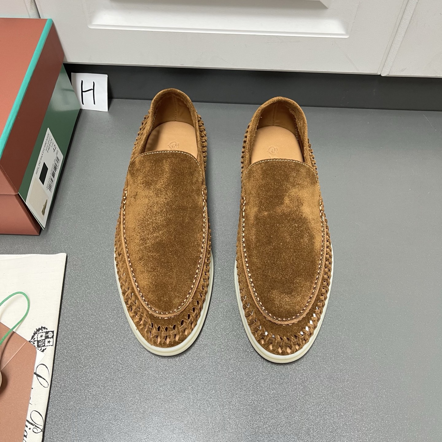 NO:956385,LP's latest men's Summer Walk loafers are designed with Loro Piana's iconic silhouette, showing elegance and calmness in every step!  The upper is made of high-quality suede, which is lightweight and comfortable. The original design was inspired by the yacht deck, and is equipped with a slightly translucent anti-slip rubber sole to avoid leaving marks on the deck. Material: The upper is made of high-quality suede, with hand-stitching on the front, LP embossing on the right foot, a space for the shoe owner's signature on the heel, and a white rubber anti-slip sole.  Note: In order to maintain the shape of your shoes, please use a shoehorn to put them on and take them off, and try not to wear the same pair of shoes for two consecutive days. The color of the uppers and soles may change due to contact with natural substances. This is normal and will make each pair of Loro  Piana shoes are all unique. When cleaning the uppers, just use a slightly damp light-colored cloth. Please use a slightly damp light-colored cloth to clean the soles. Avoid using soap or chemical detergents to clean any part of the shoes. Do not machine wash. When storing, the shoes can be filled with a last or paper and placed in a separate cotton shoe bag. Leather shoe size: 39/40/41/42/43/44 [45 can be customized],, loro piana, loro  piana,loafers19860909LP最新男士夏季乐福鞋Summer Walk乐福鞋采用Loro Piana的标志性廓形设计,步履间尽显优雅从容格调！ 鞋面采用高品质绒面革精制而成,轻便舒适. 最初设计灵感源自游艇甲板,配有略呈半透明质感的防滑橡胶鞋底,可避免在甲板上留下痕迹. 材质:鞋面采用高品质绒面革精制而成,前部饰以手工缝线,右脚饰以LP压纹,鞋跟上留有鞋主署名空间,搭配白色橡胶防滑鞋底. 注意:为了保持鞋型,请使用鞋拔穿脱,且尽量不要连续两天穿着同一双鞋.鞋面与鞋底色泽可能会因接触自然物质产生变化,这是正常现象,并使每双Loro Piana鞋子都别具一格.清洁鞋面时,只需使用一块微湿浅色布即可.请使用微湿浅色布清洁鞋底.避免使用肥皂或化学清洁剂清洁鞋子的任何部位.切勿机洗.存放时,鞋内可使用鞋楦或纸填充,并放入单独的棉布鞋袋内. 皮鞋尺码: 39/40/41/42/43/44【45可定做】,,loro piana,loro piana,loafers,Men's shoes